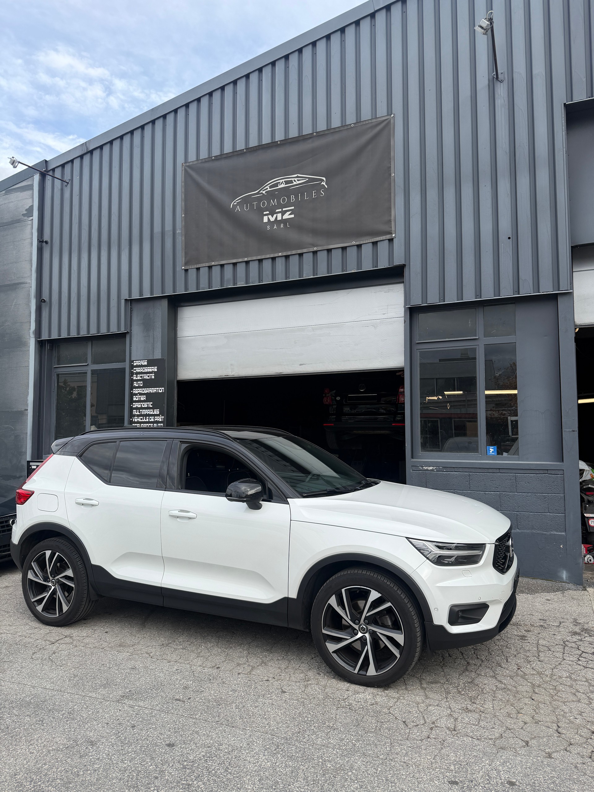 VOLVO XC40 B5 Benzin Mild Hybrid AWD R-Design Geartronic-image-0