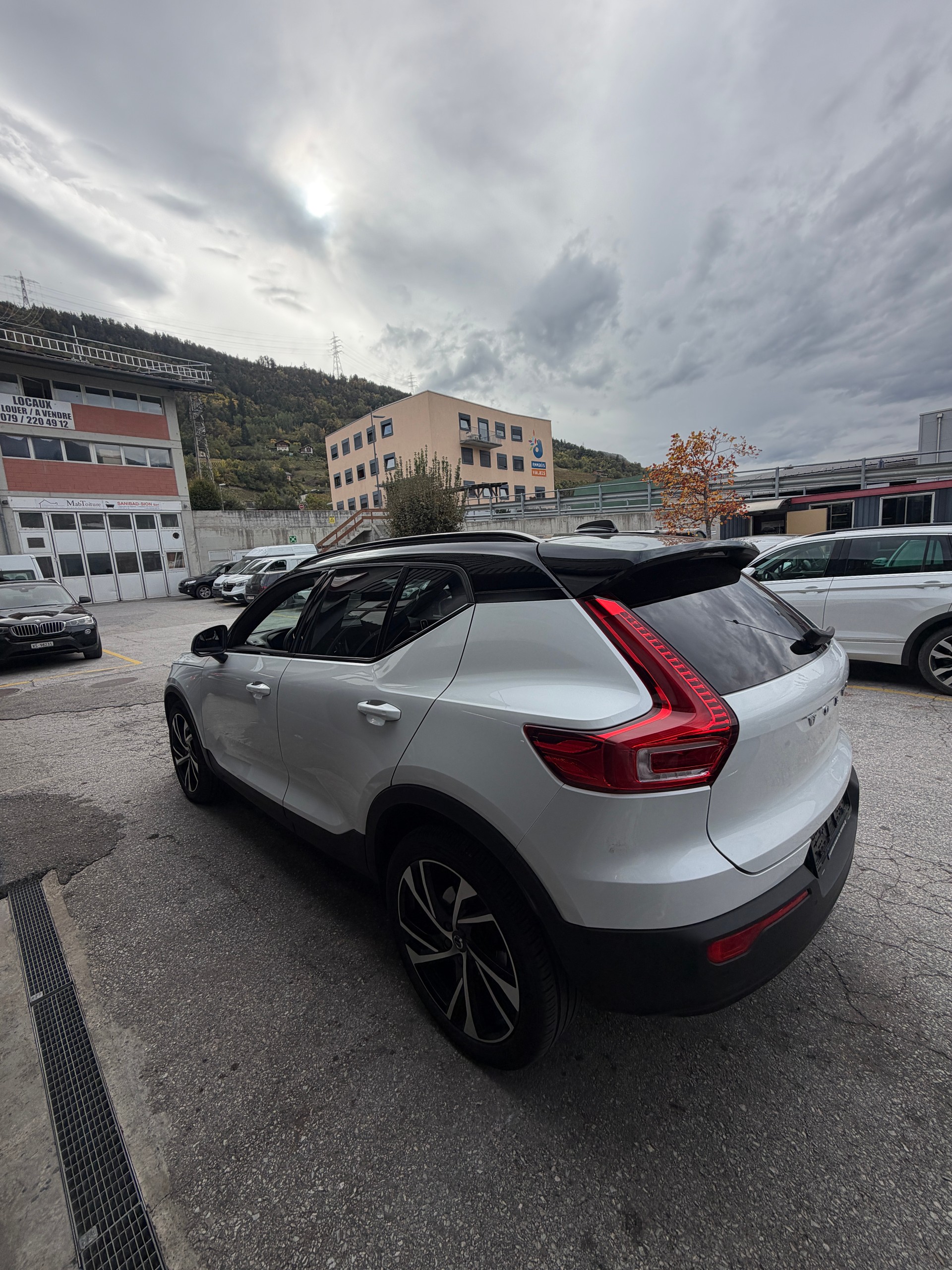 VOLVO XC40 B5 Benzin Mild Hybrid AWD R-Design Geartronic-image-4