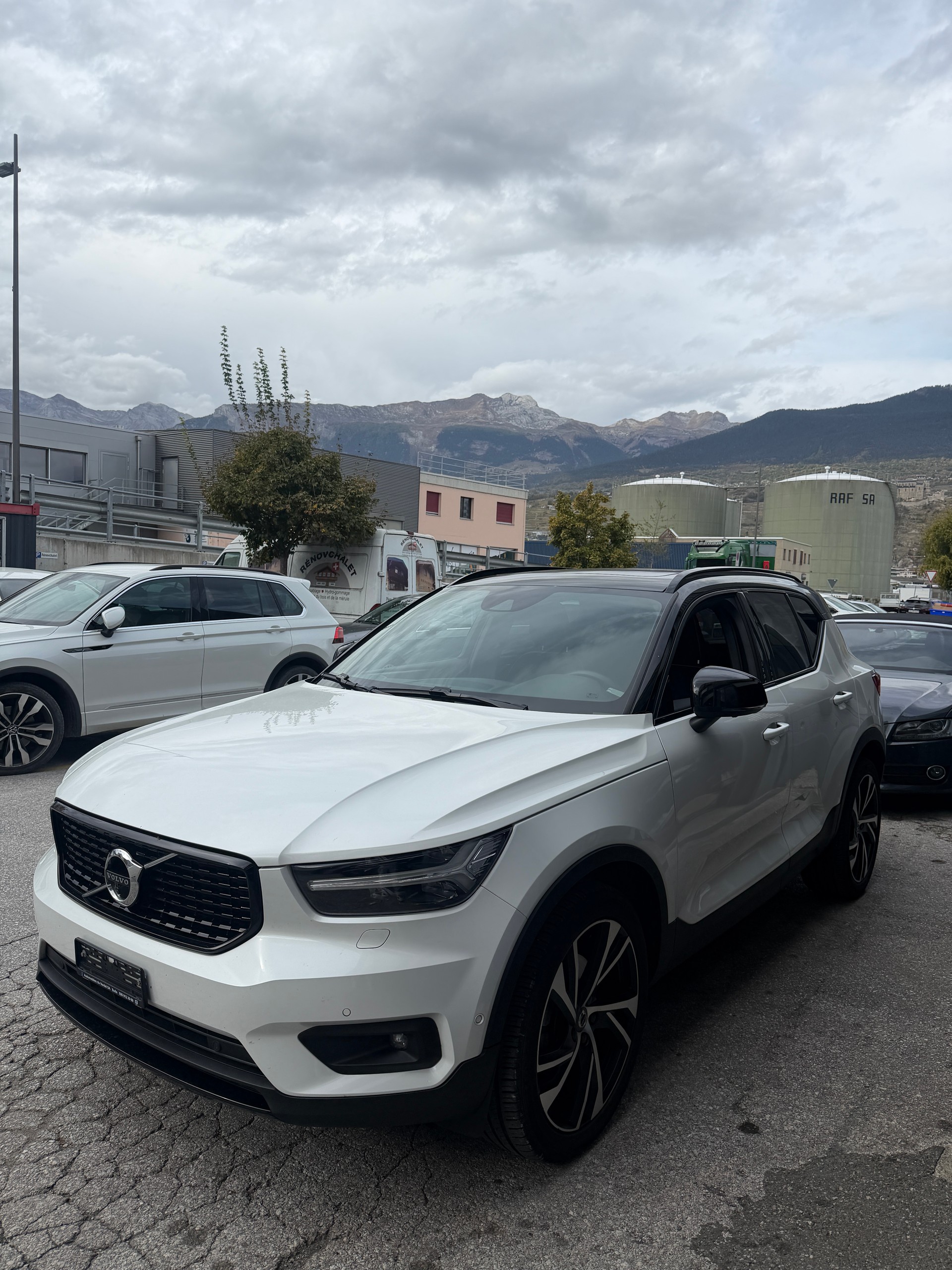 VOLVO XC40 B5 Benzin Mild Hybrid AWD R-Design Geartronic-image-2