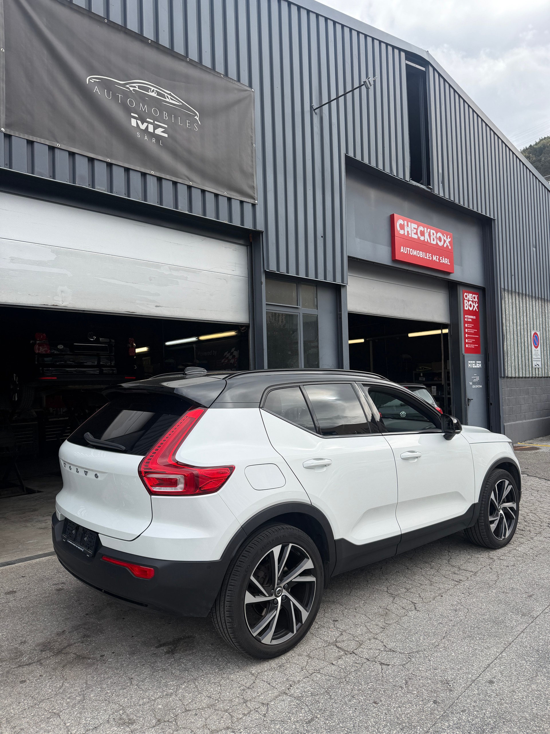VOLVO XC40 B5 Benzin Mild Hybrid AWD R-Design Geartronic-image-5
