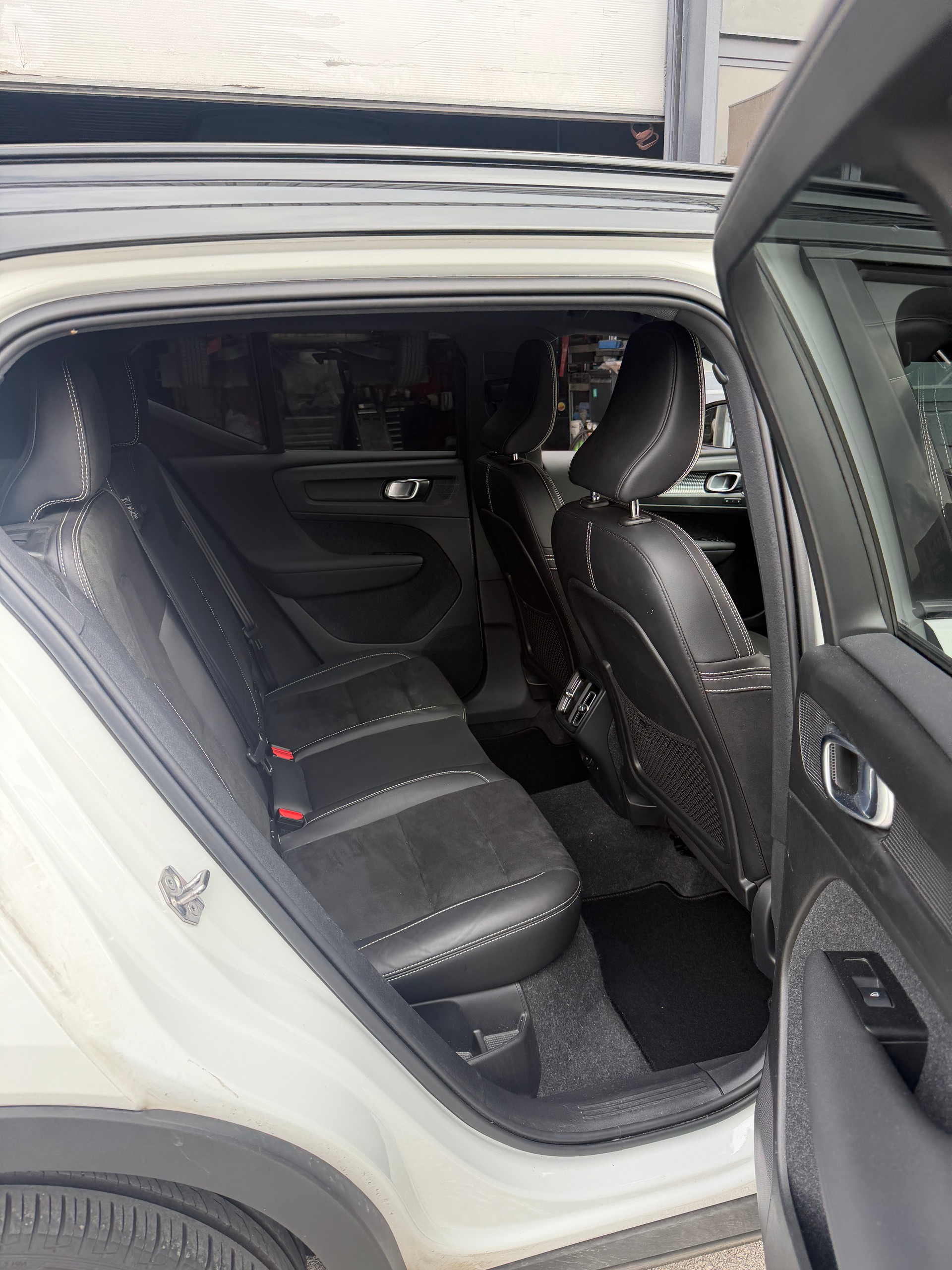 VOLVO XC40 B5 Benzin Mild Hybrid AWD R-Design Geartronic-image-6