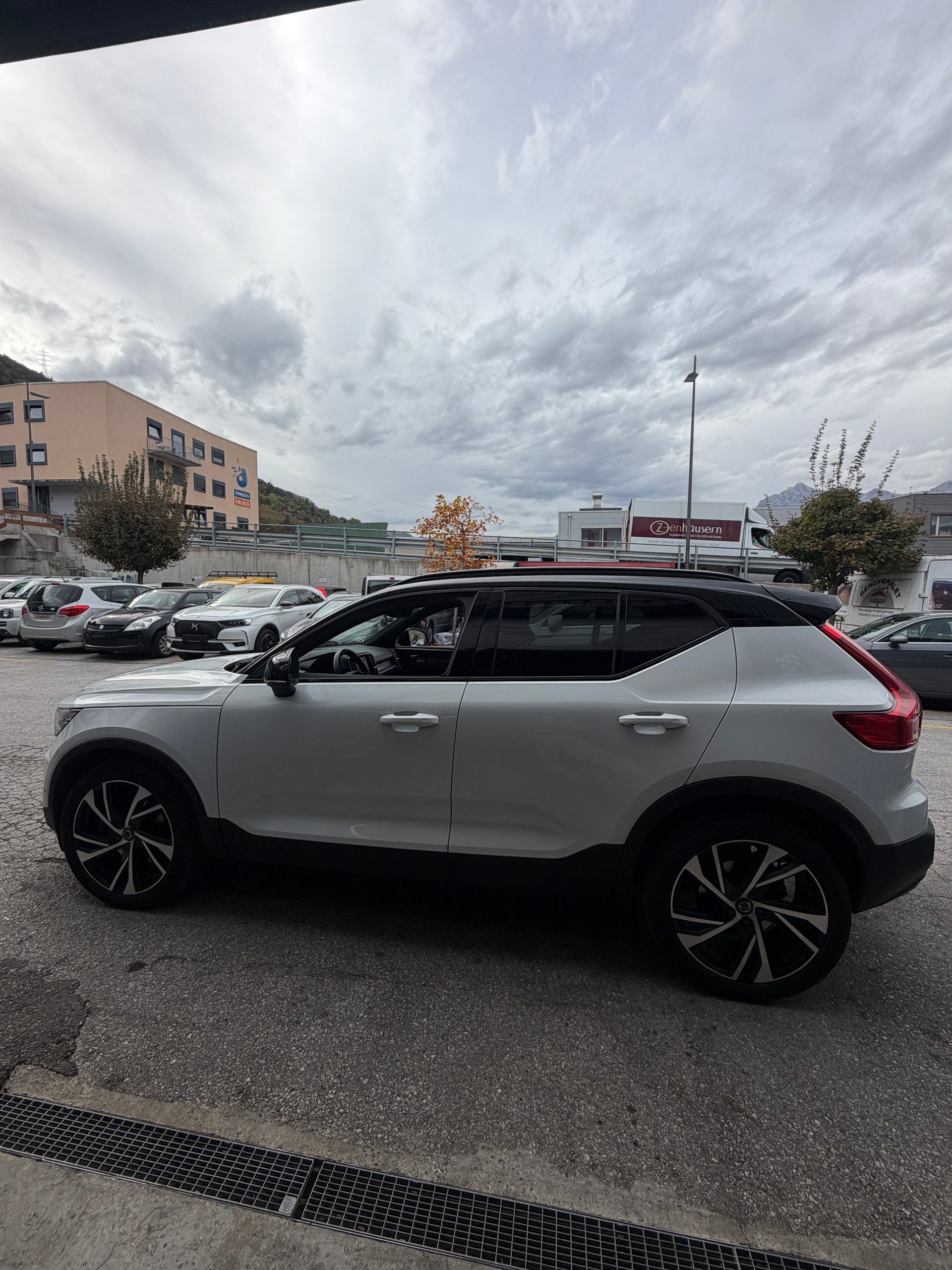 VOLVO XC40 B5 Benzin Mild Hybrid AWD R-Design Geartronic-image-3