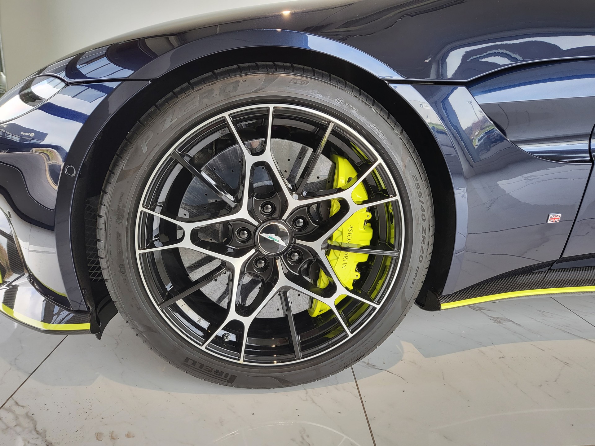 ASTON MARTIN V8 Vantage 4.0 Coupé-image-8