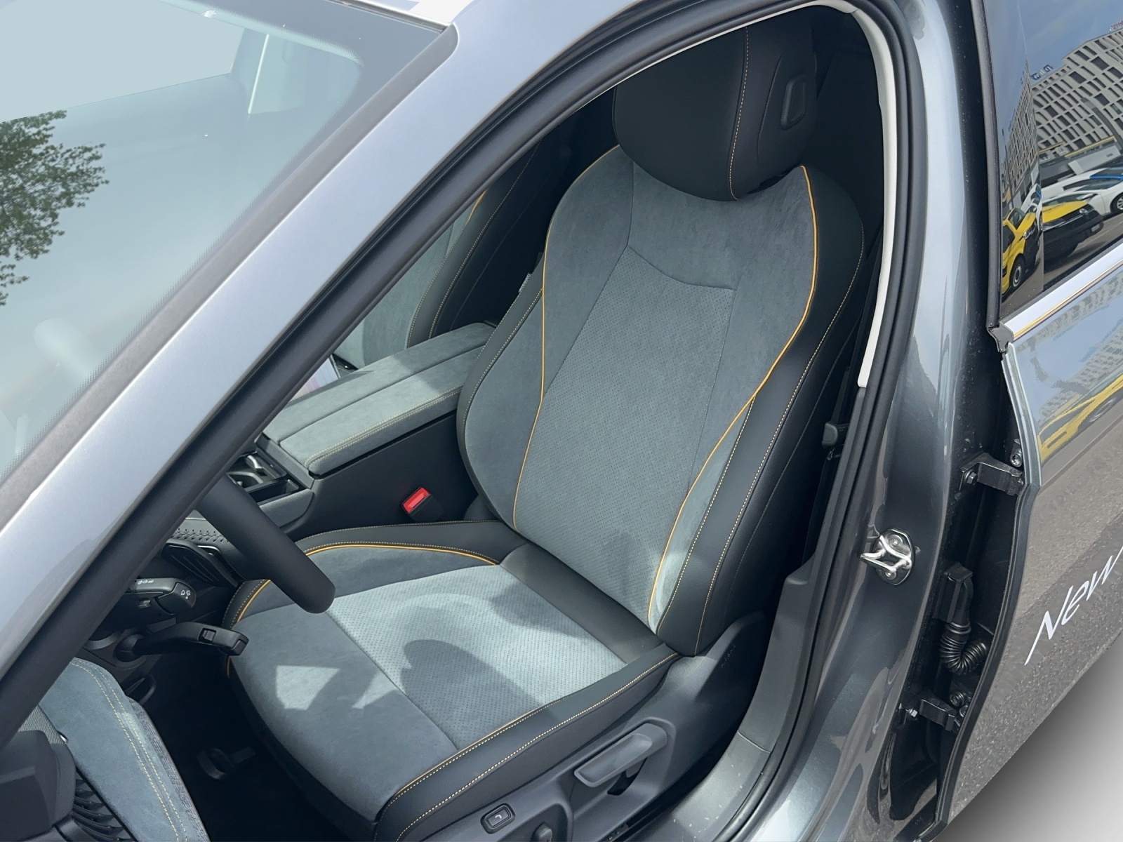 SKODA Superb Combi 2.0 TDi Selection DSG-image-11
