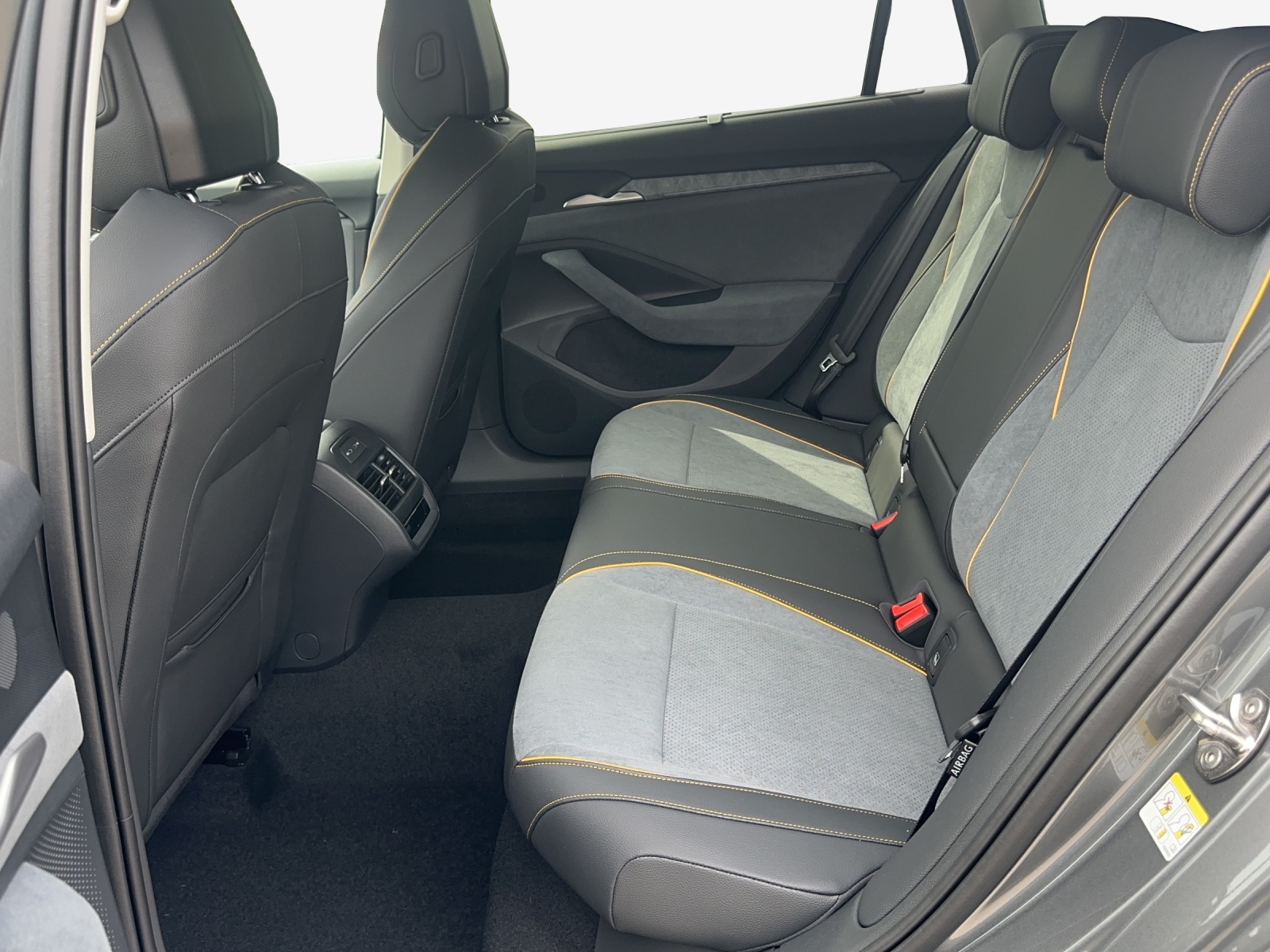 SKODA Superb Combi 2.0 TDi Selection DSG-image-8