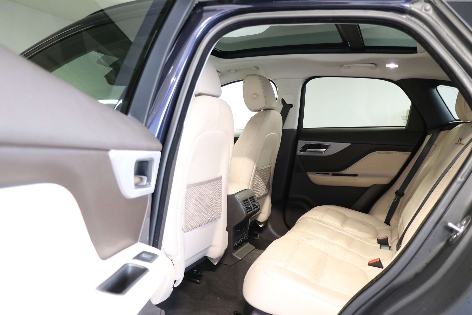 JAGUAR F-Pace 30t 2.0 Prestige AWD Automatik-image-14