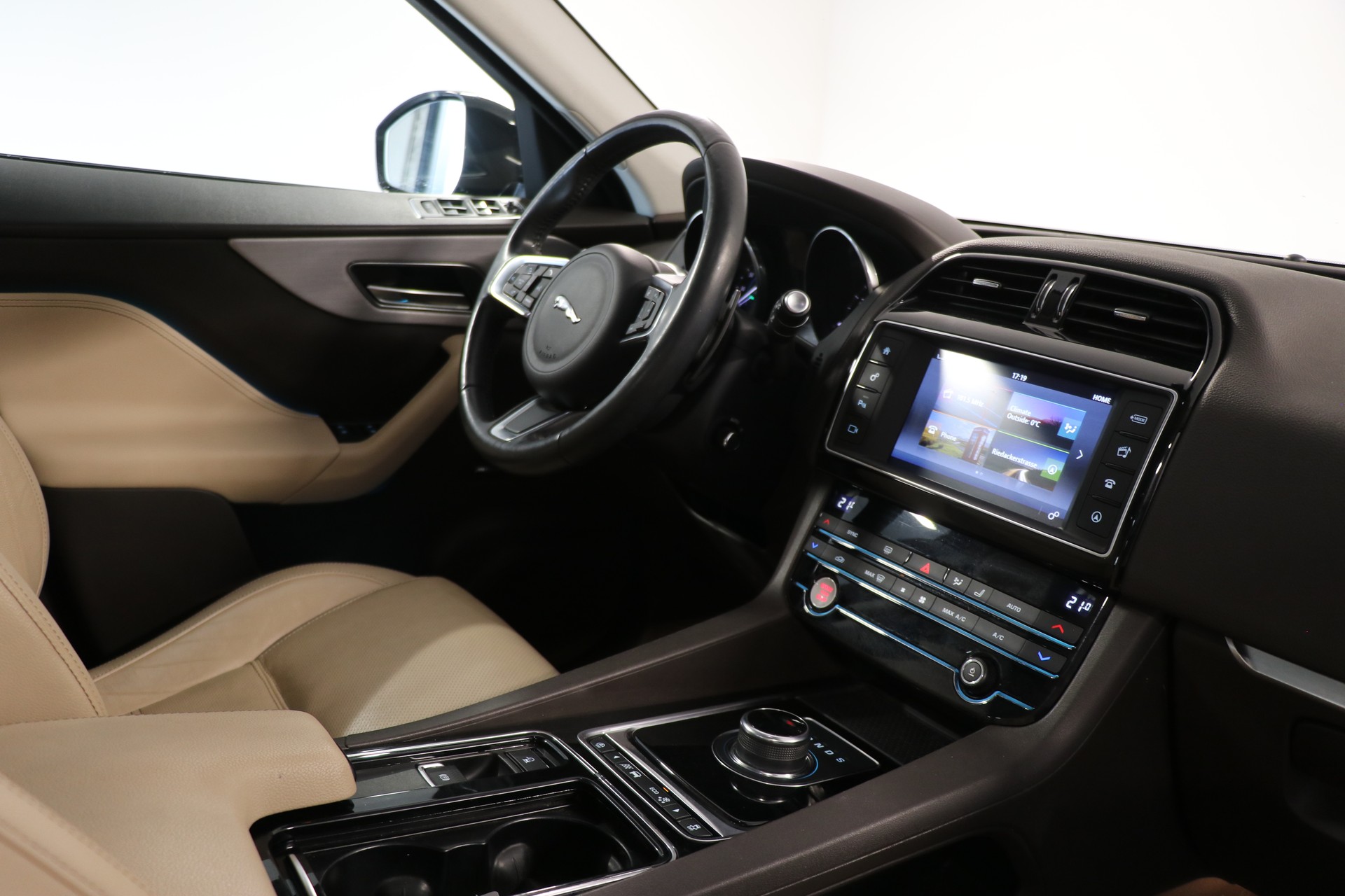 JAGUAR F-Pace 30t 2.0 Prestige AWD Automatik-image-12