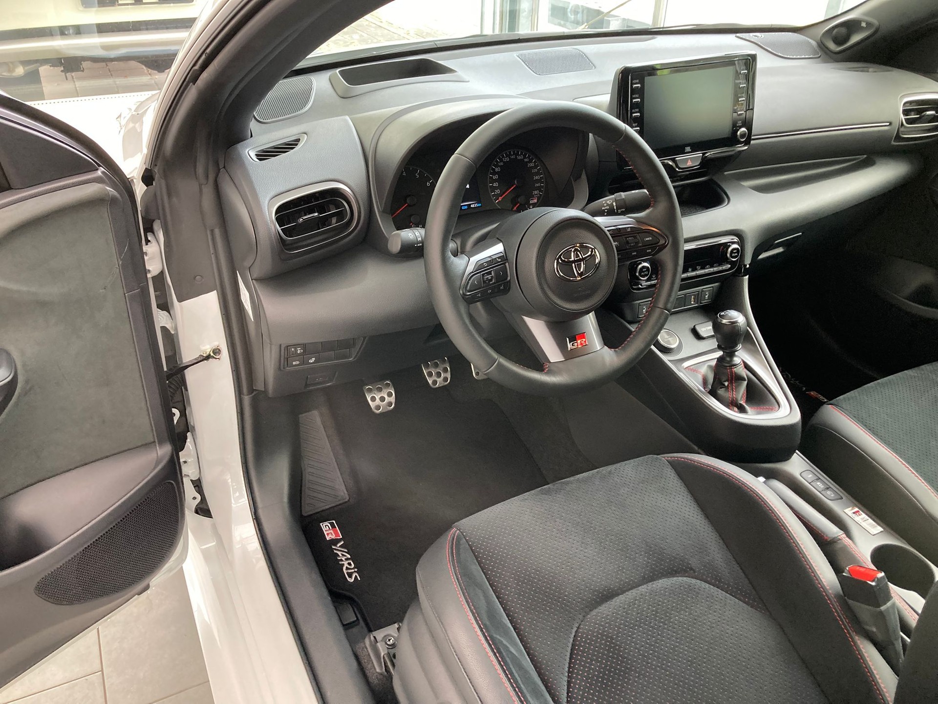 TOYOTA Yaris 1.6 GR Sport-image-5