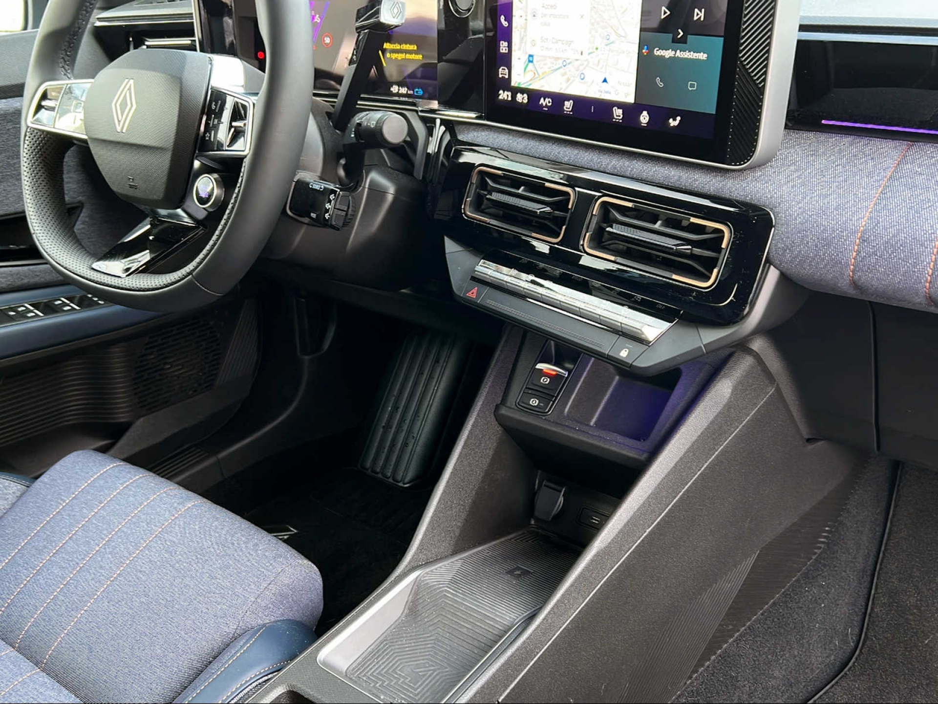 RENAULT R4 E-Tech Comfort Range techno-image-9