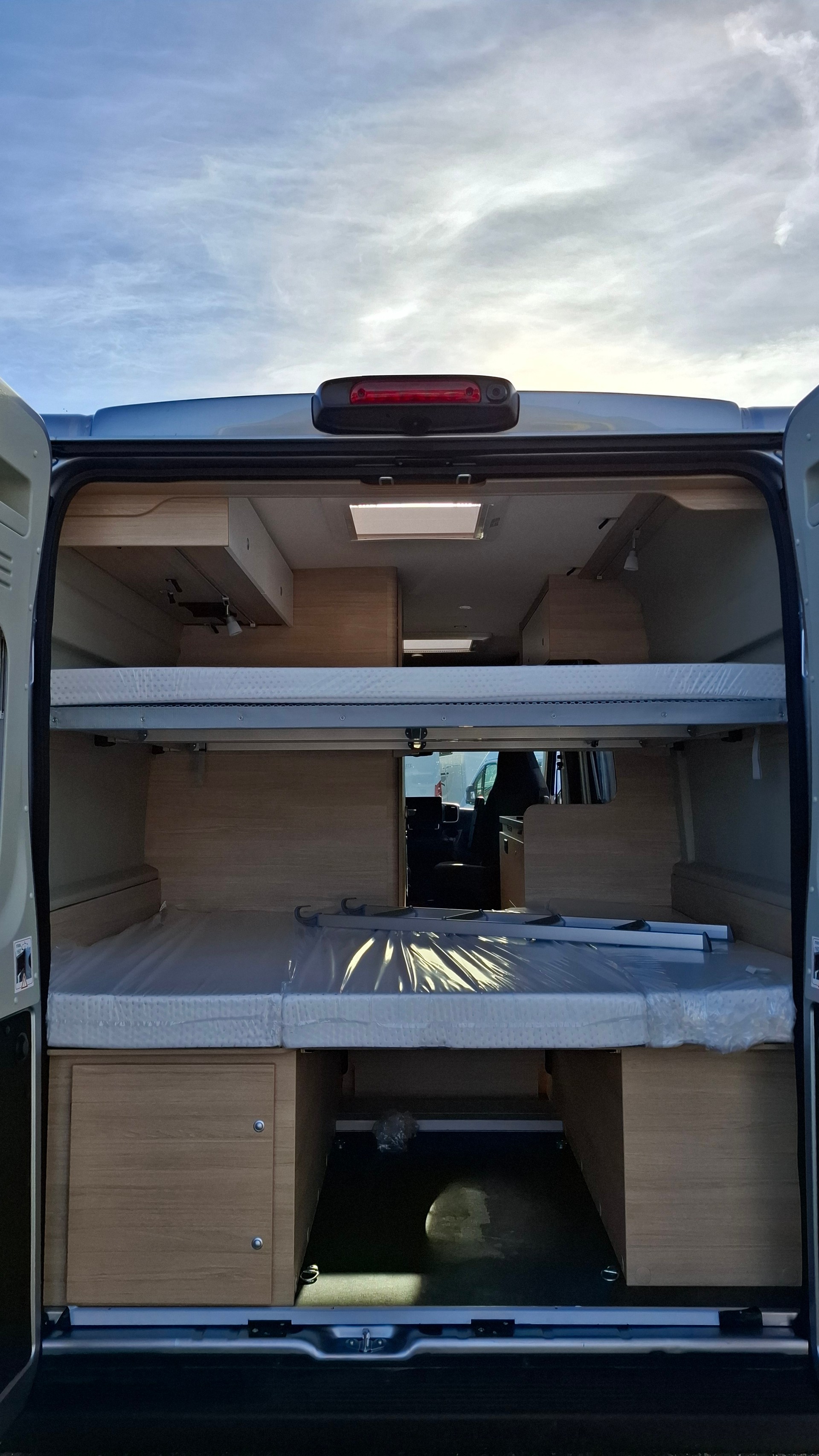 ROADCAR R601 Automatique 4 places (chauffage diesel, lits superposés)-image-8