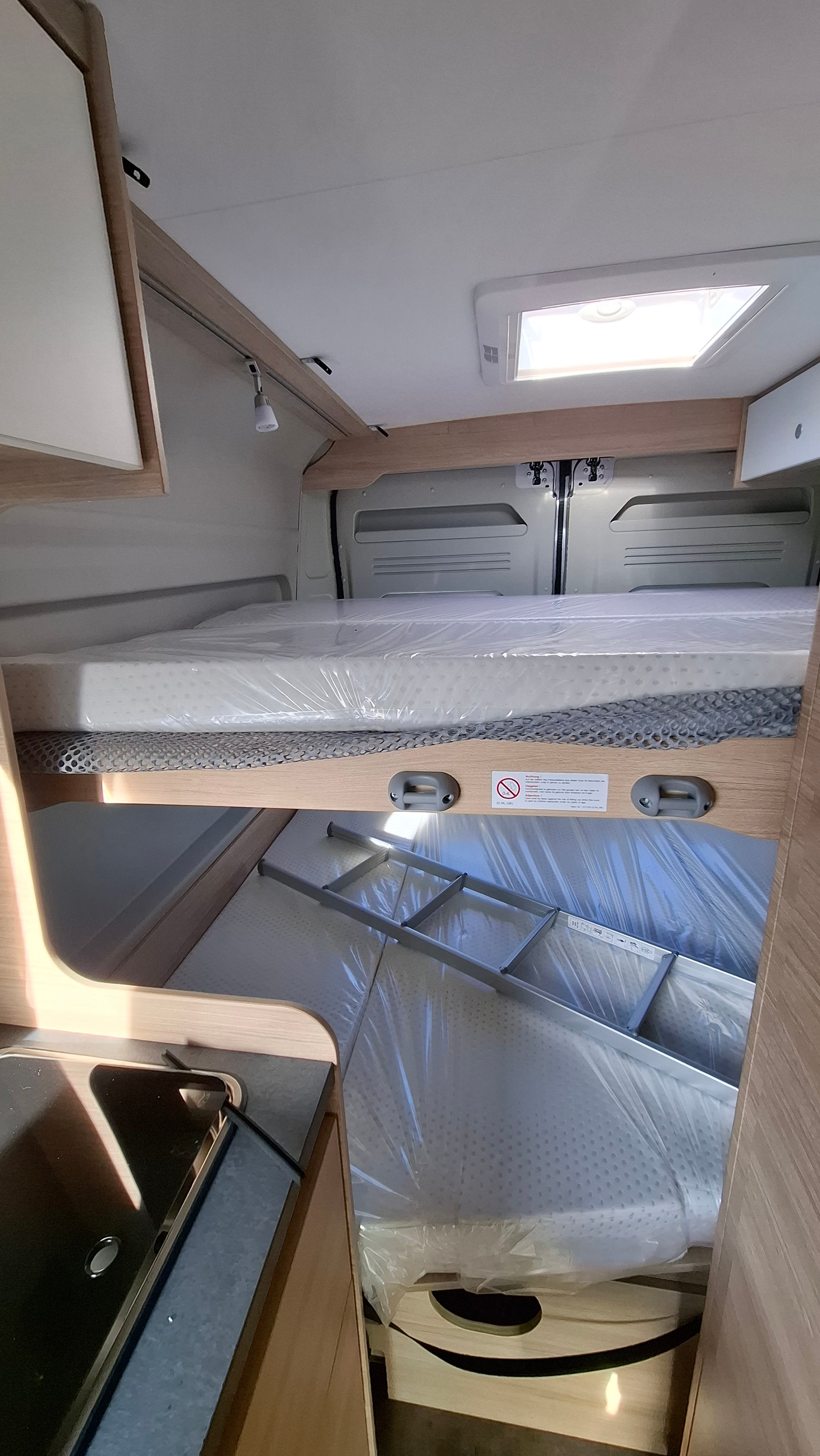 ROADCAR R601 Automatique 4 places (chauffage diesel, lits superposés)-image-6