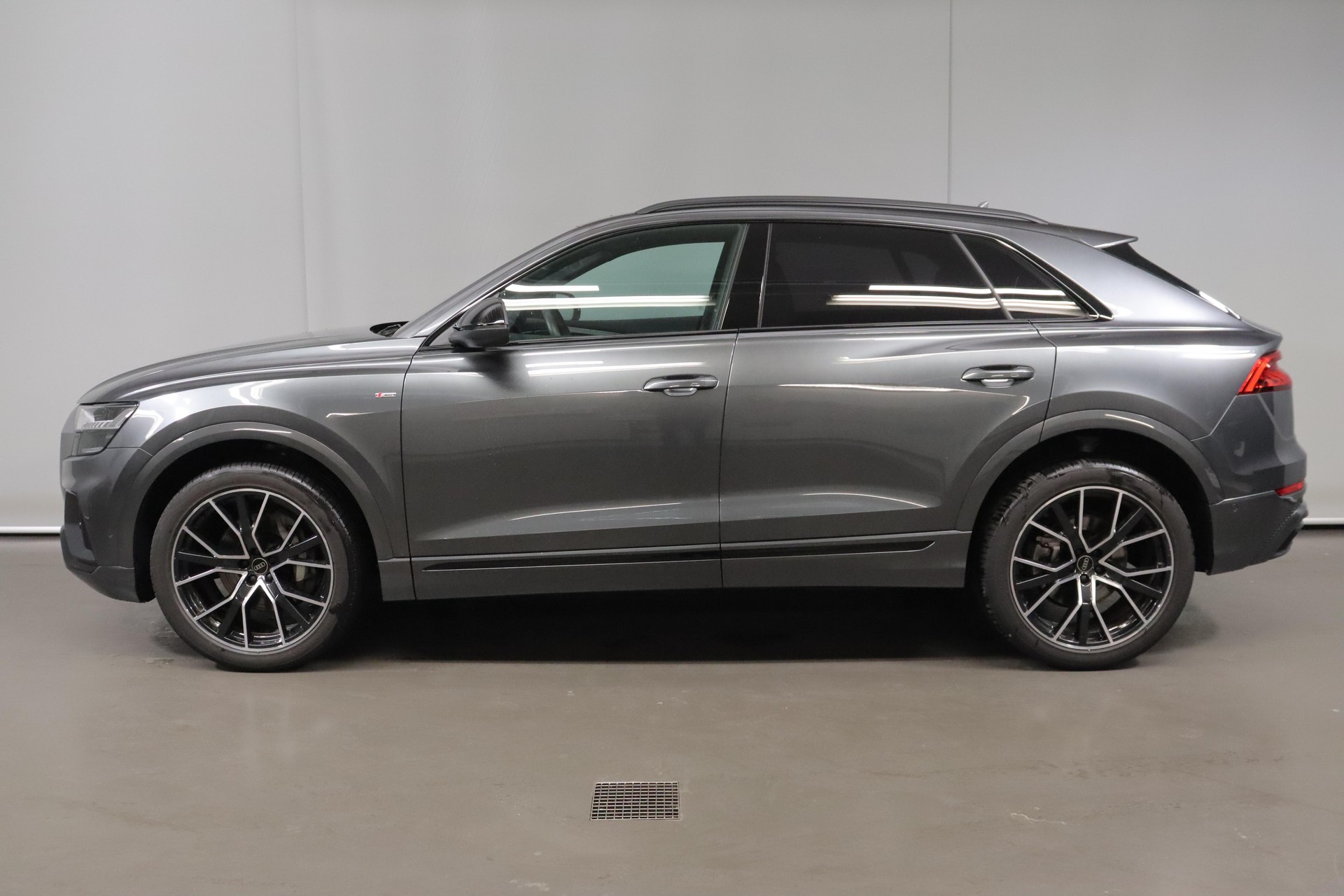 AUDI Q8 3.0 55 TFSI quattro T-Tronic-image-4