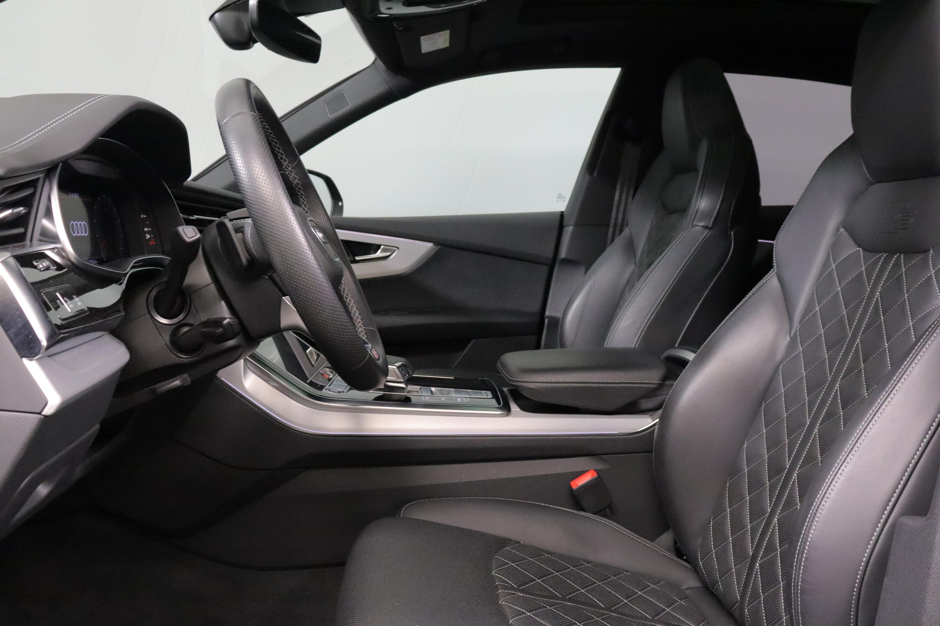 AUDI Q8 3.0 55 TFSI quattro T-Tronic-image-2