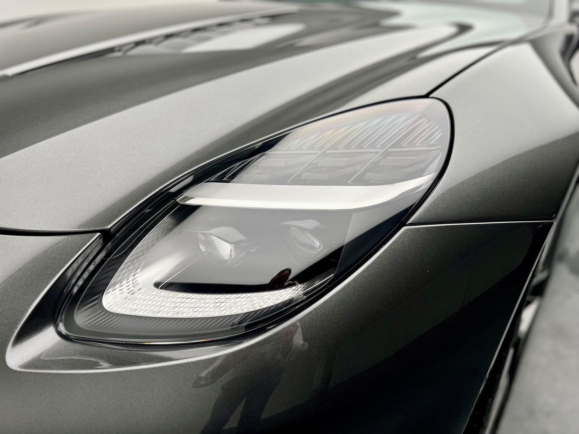 ASTON MARTIN Vanquish 5.2 V12 Bi-Turbo-image-19