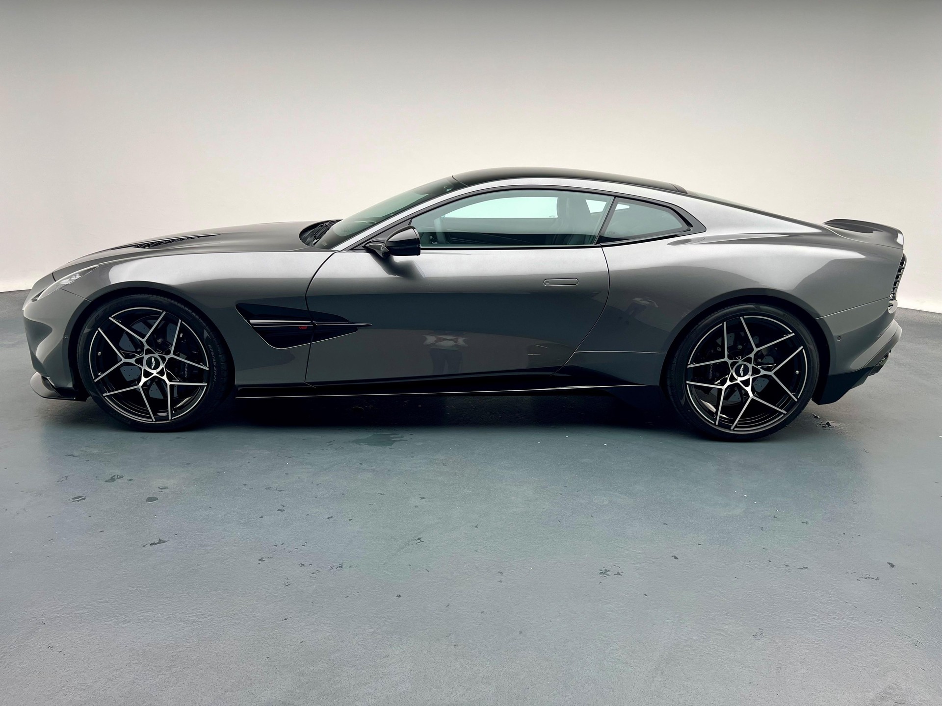 ASTON MARTIN Vanquish 5.2 V12 Bi-Turbo-showroom-element-1