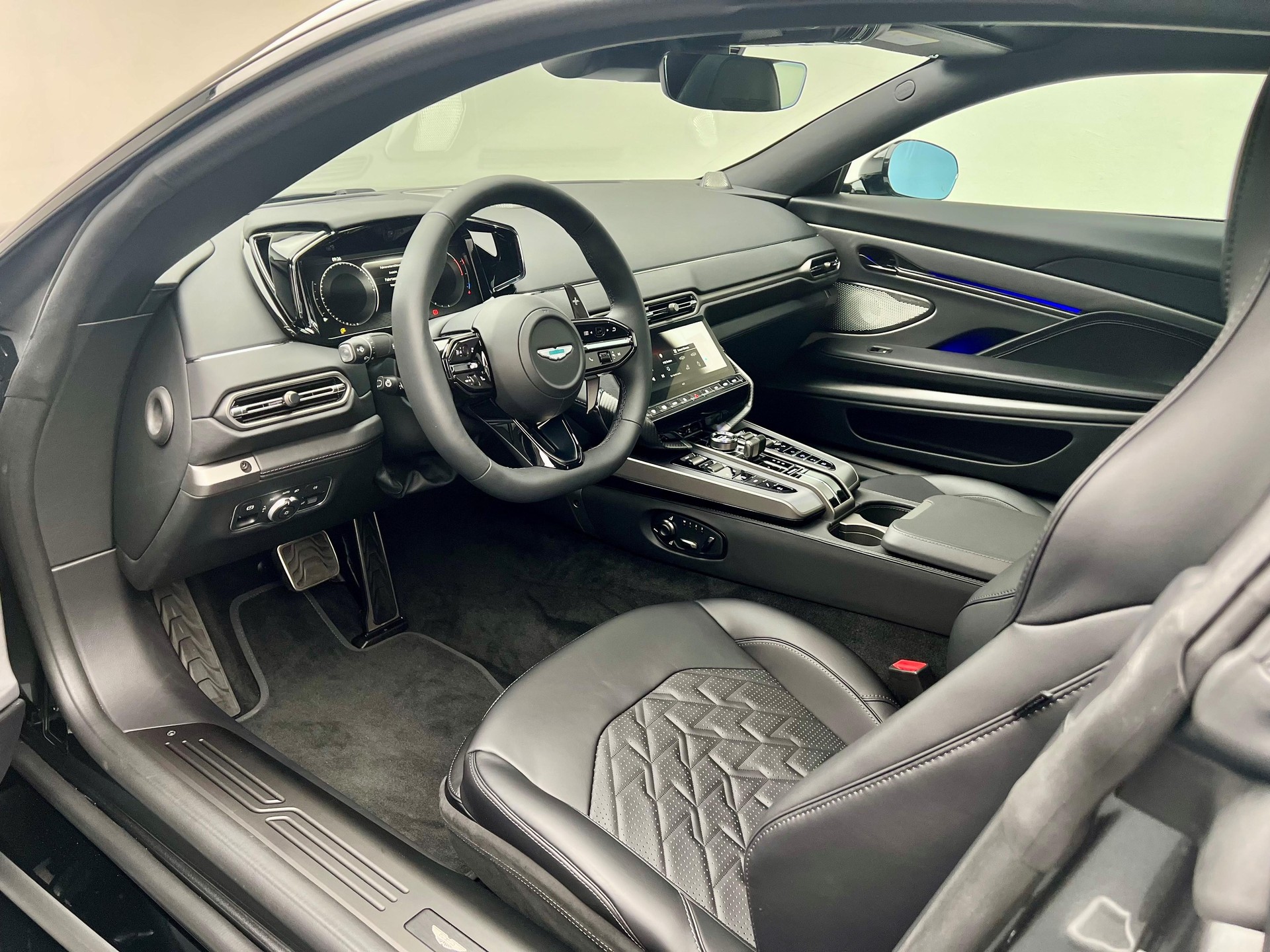 ASTON MARTIN Vanquish 5.2 V12 Bi-Turbo-showroom-element-2