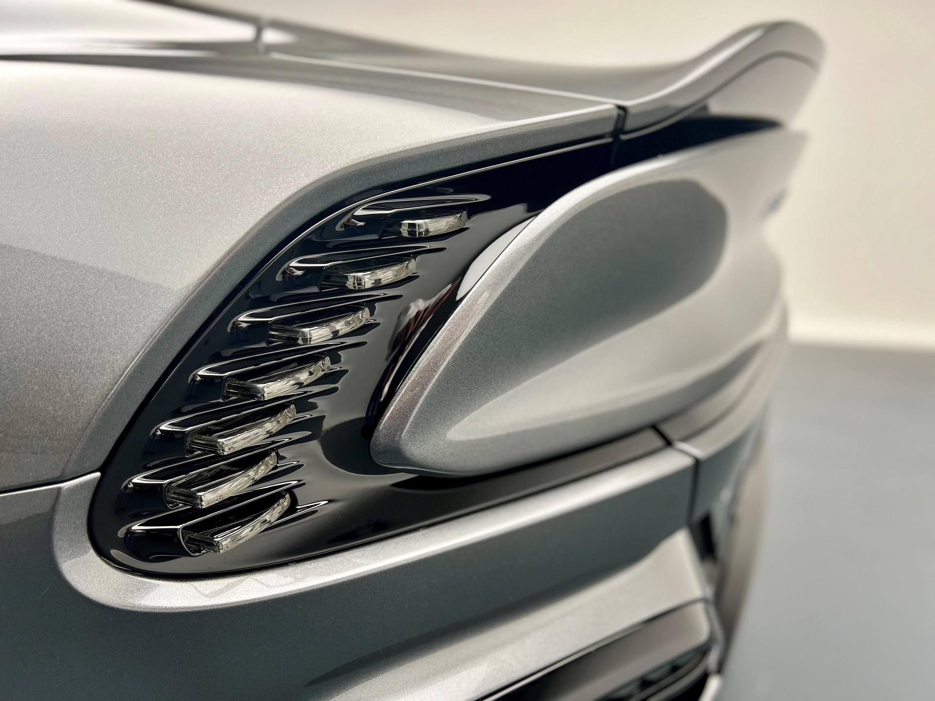 ASTON MARTIN Vanquish 5.2 V12 Bi-Turbo-image-27