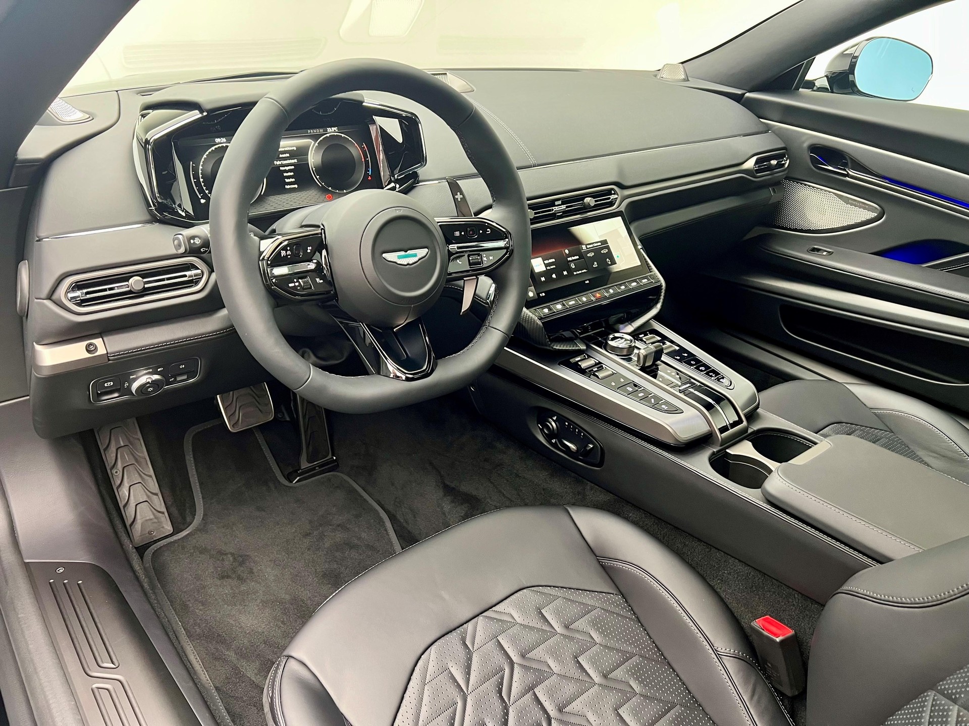 ASTON MARTIN Vanquish 5.2 V12 Bi-Turbo-image-4