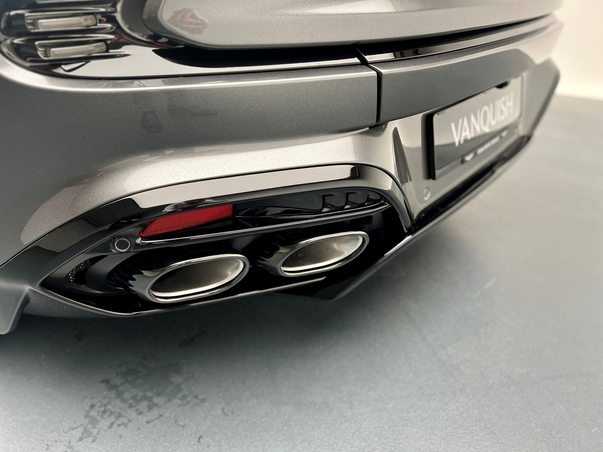 ASTON MARTIN Vanquish 5.2 V12 Bi-Turbo-image-28
