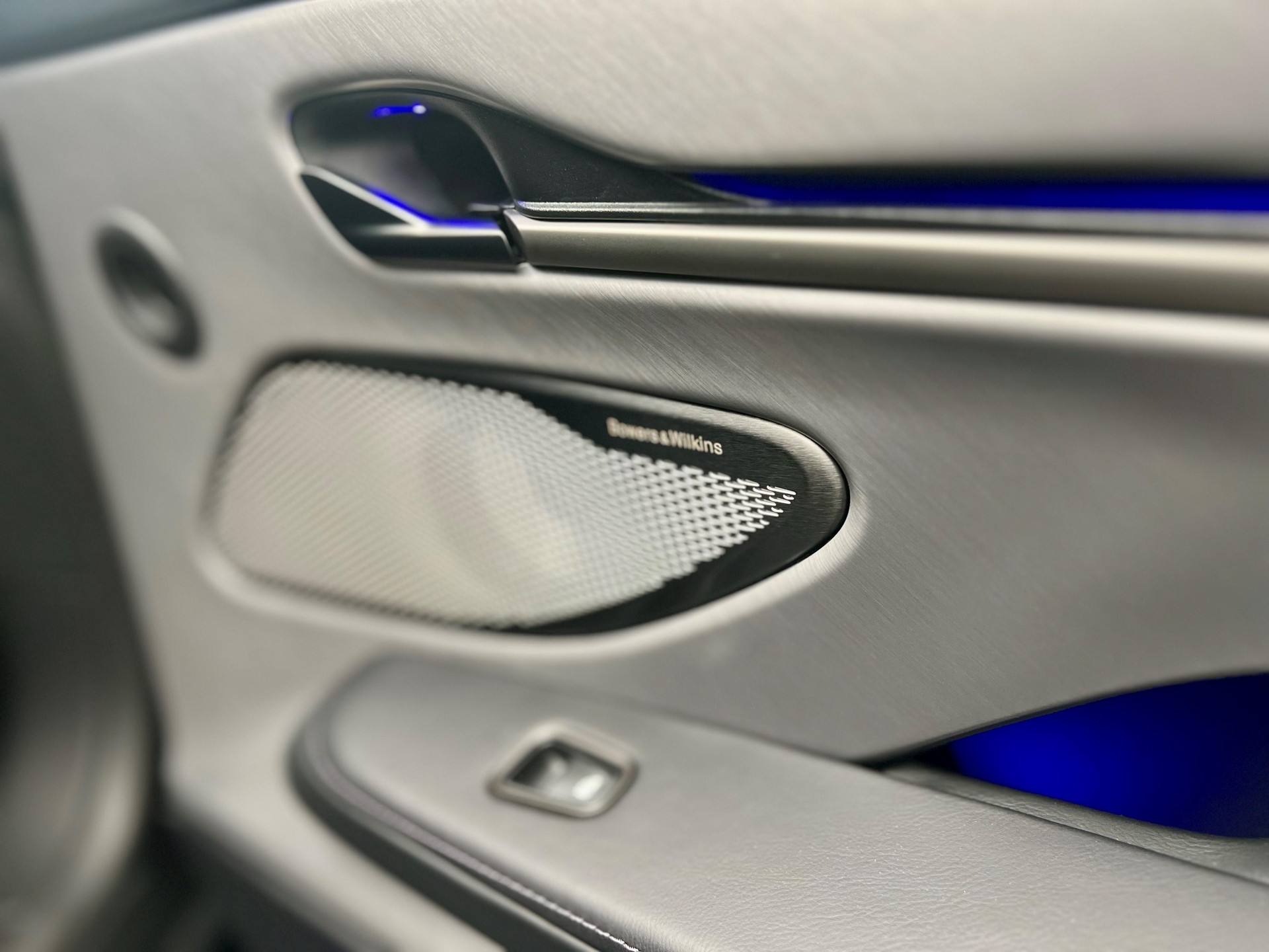 ASTON MARTIN Vanquish 5.2 V12 Bi-Turbo-image-15