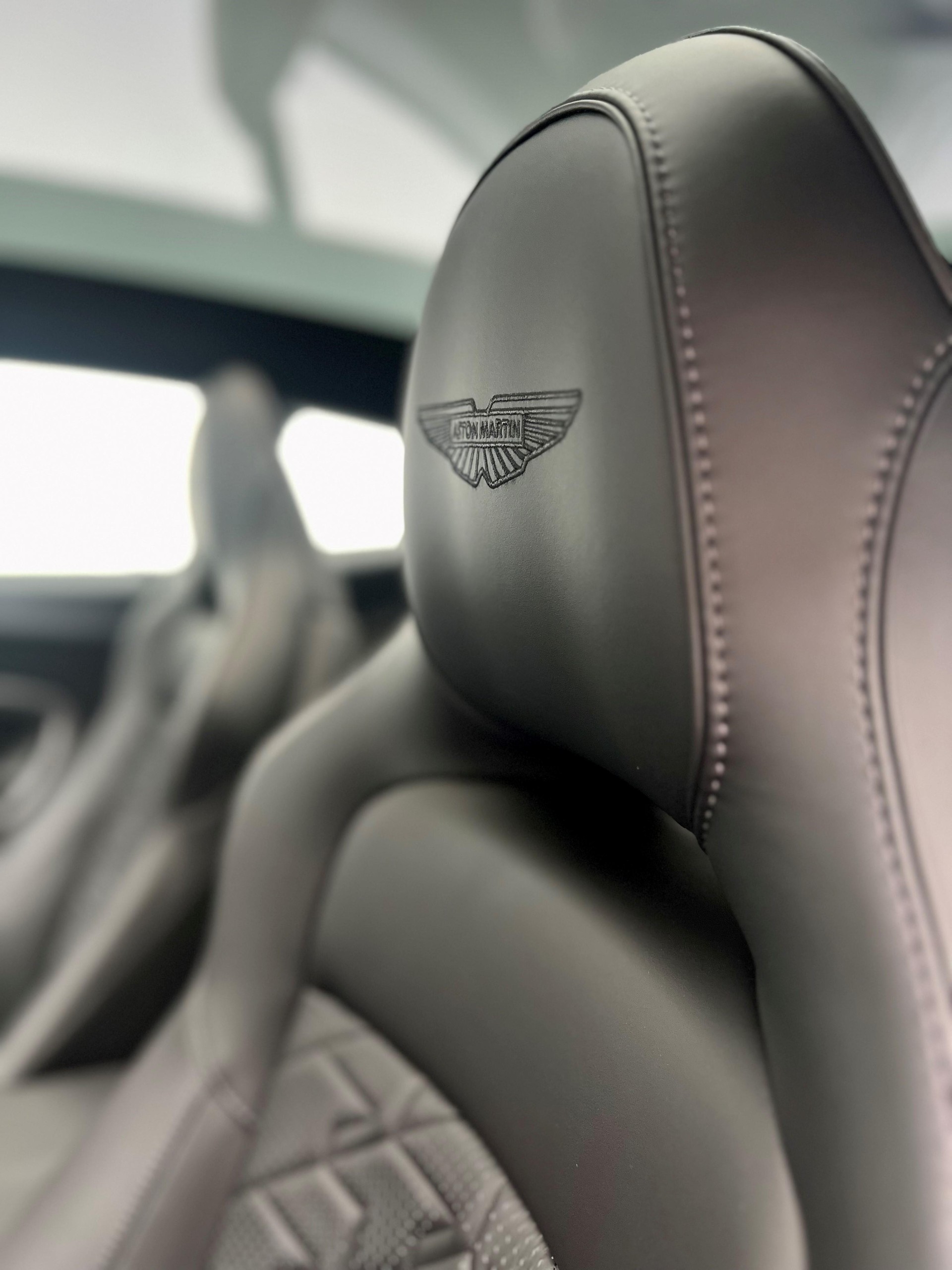 ASTON MARTIN Vanquish 5.2 V12 Bi-Turbo-image-9