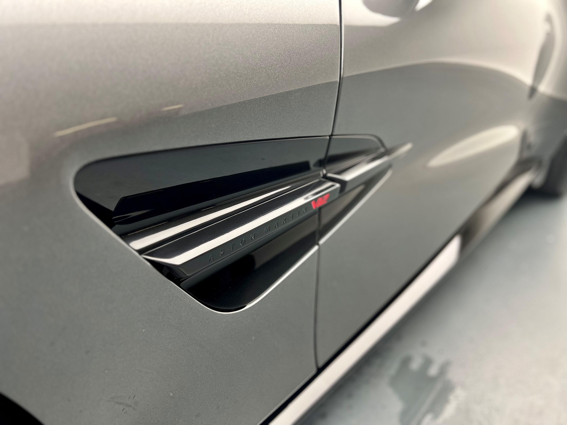 ASTON MARTIN Vanquish 5.2 V12 Bi-Turbo-image-22