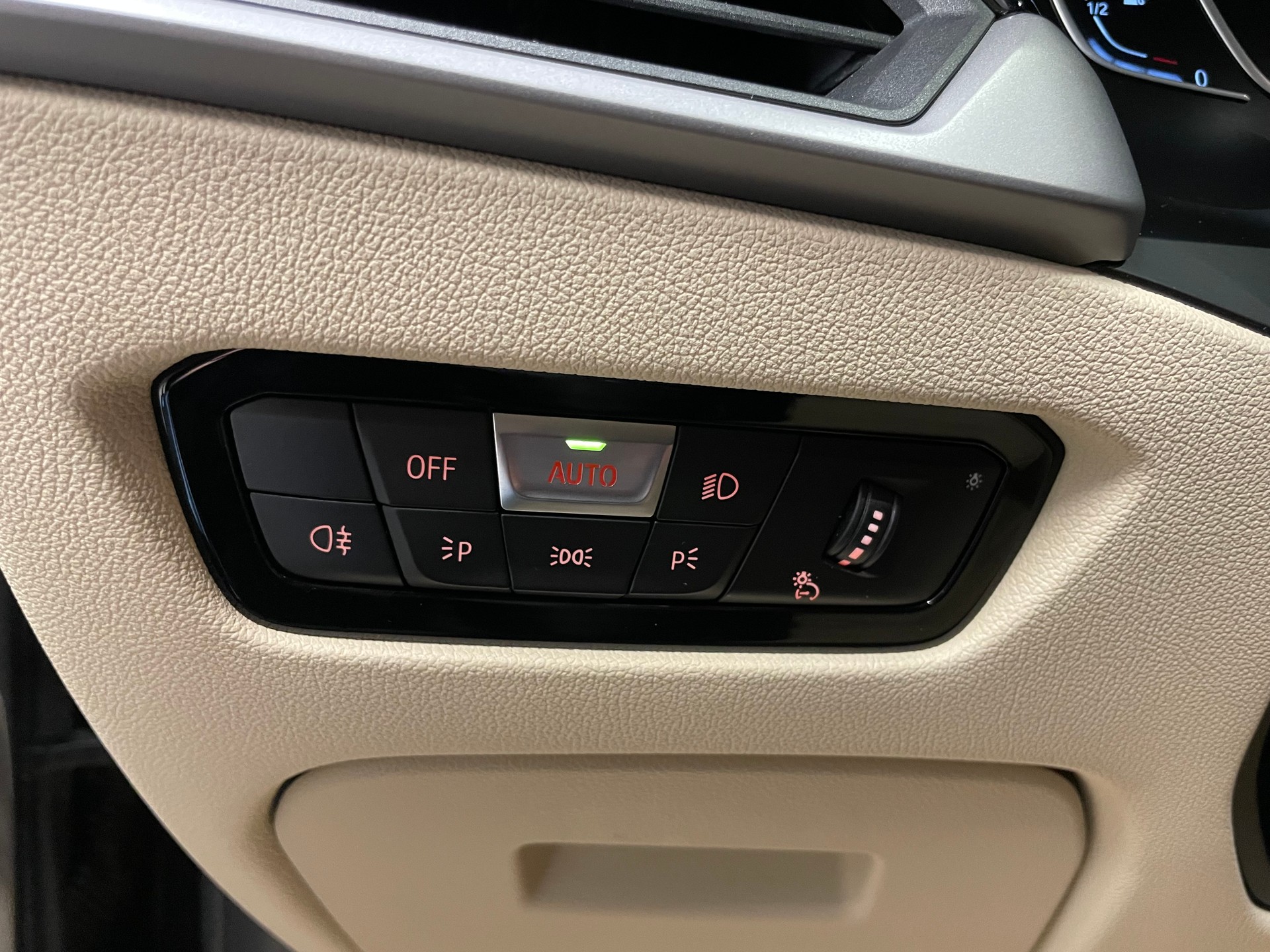 BMW 330e xDrive Pure M Sport Steptronic (62)-image-18