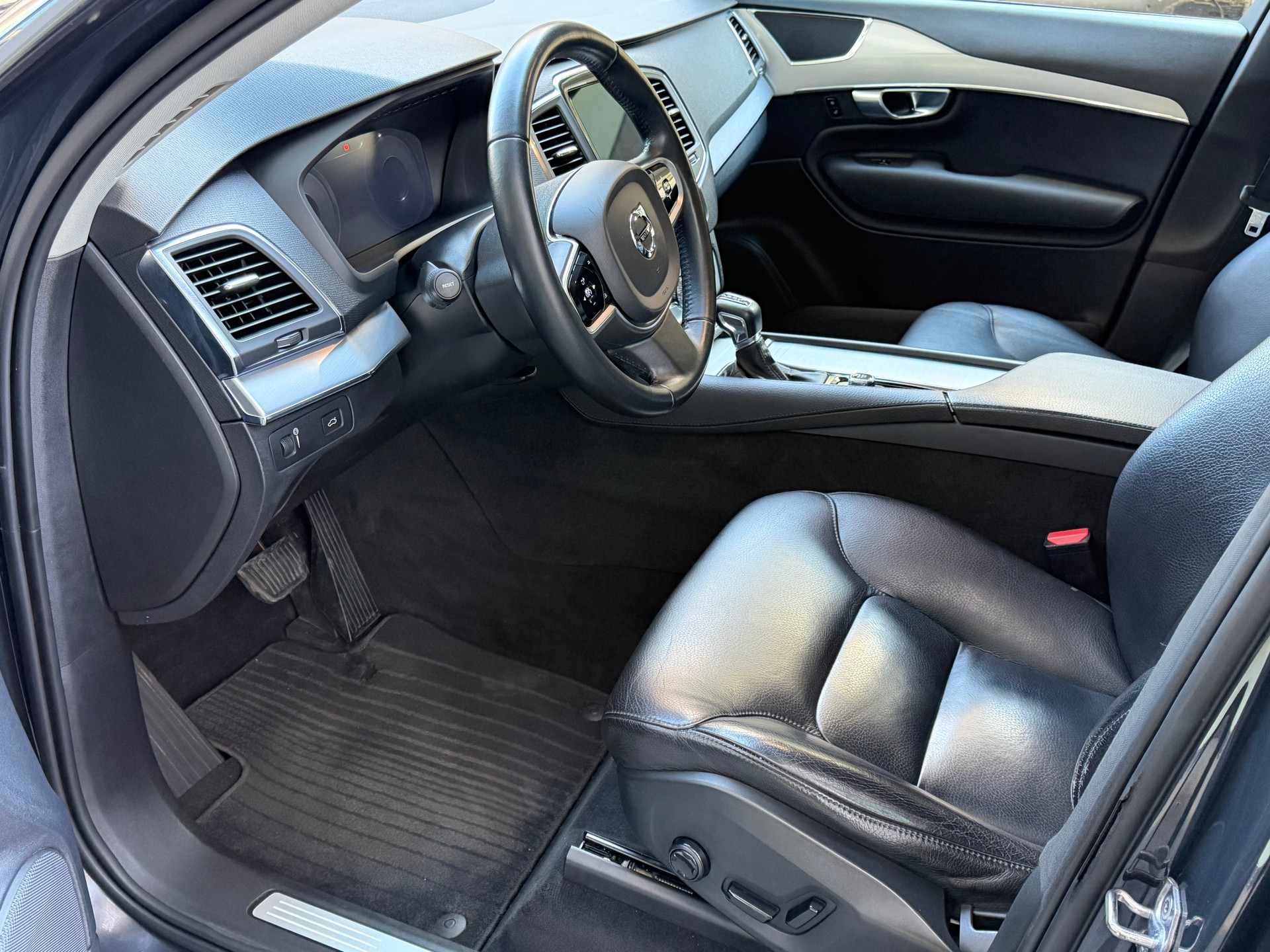 VOLVO XC90 D5 AWD Momentum Geartronic-image-4