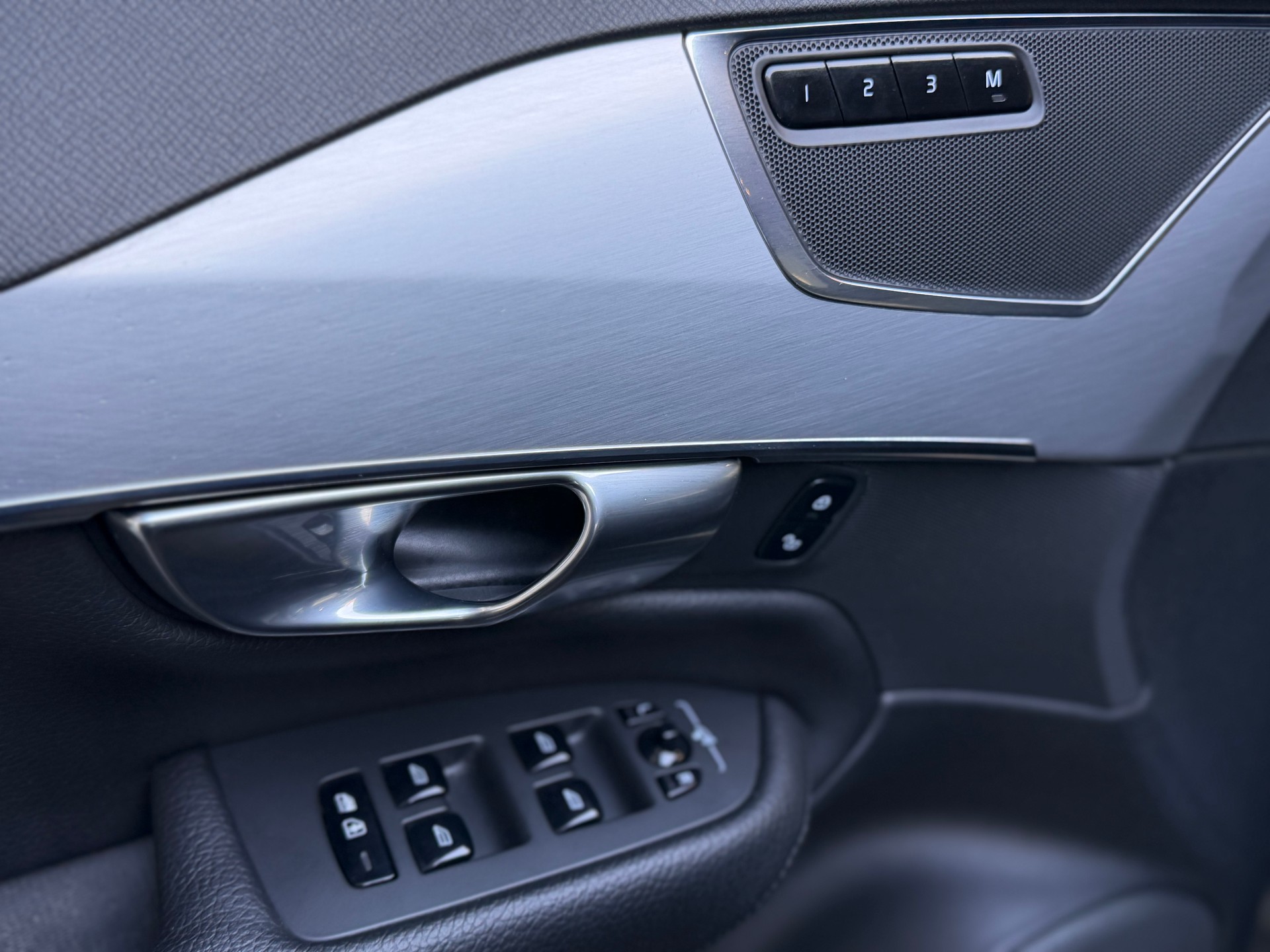 VOLVO XC90 D5 AWD Momentum Geartronic-image-10