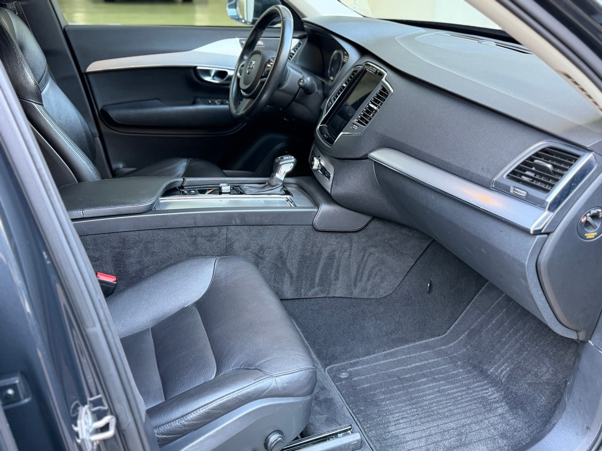 VOLVO XC90 D5 AWD Momentum Geartronic-image-5