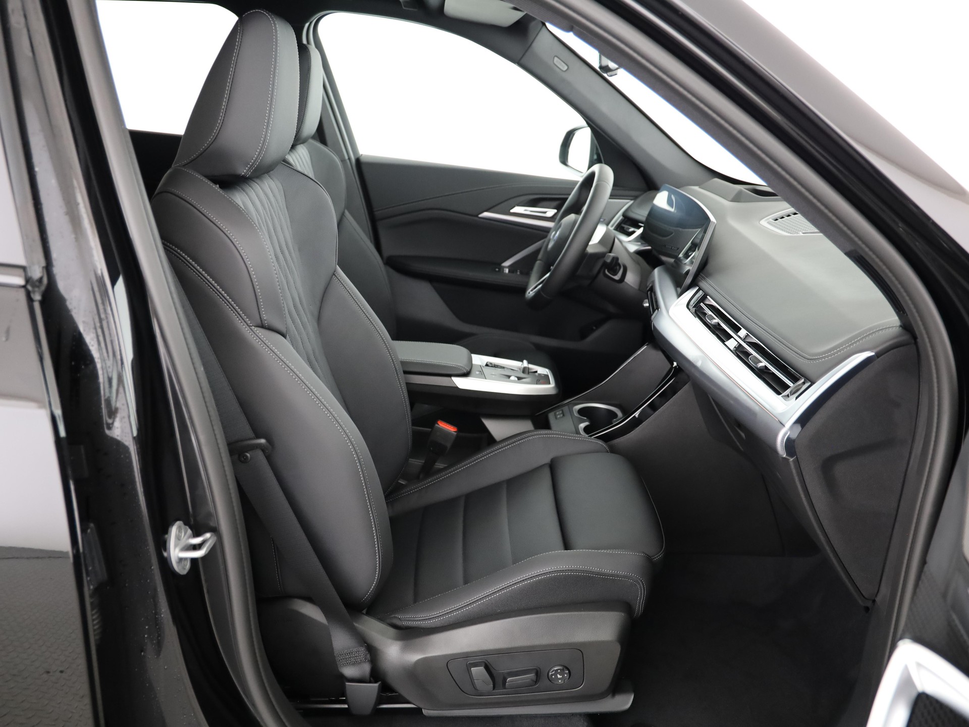 BMW iX1 30 xDrive-image-14