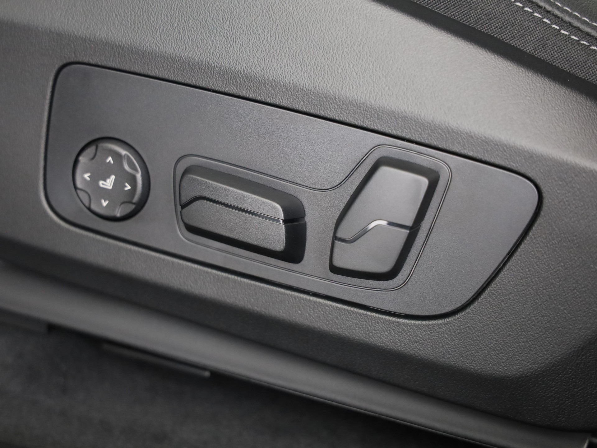 BMW iX1 30 xDrive-image-16