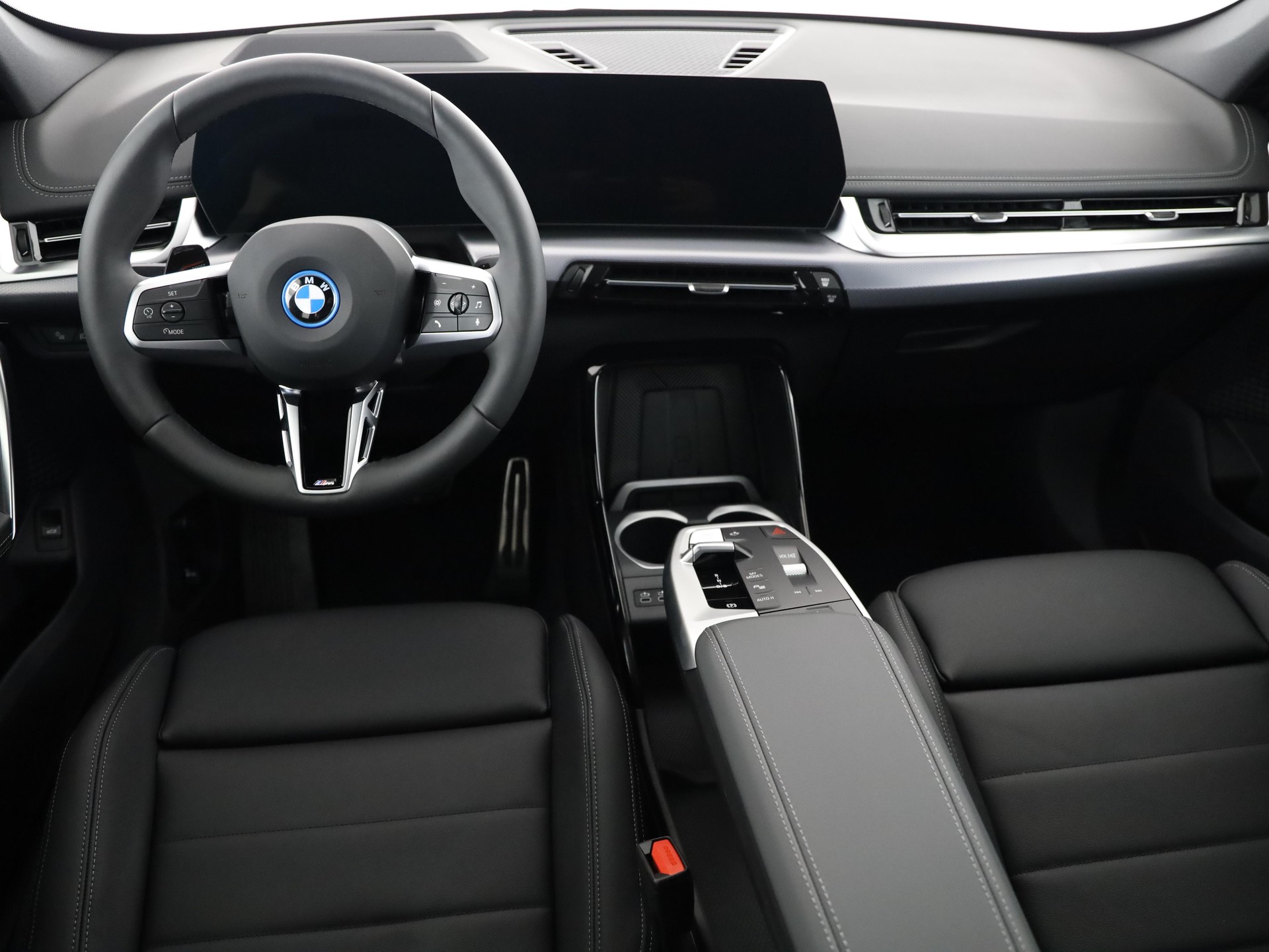 BMW iX1 30 xDrive-image-10
