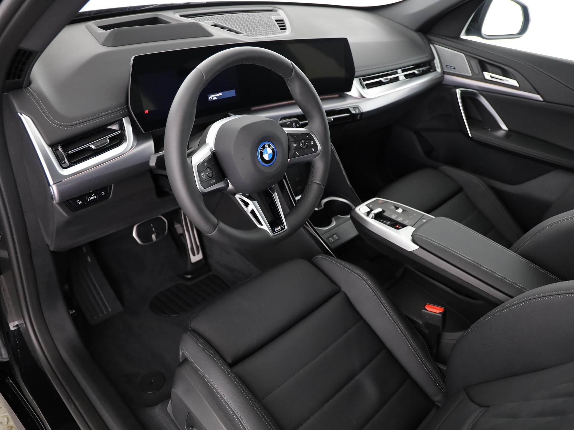 BMW iX1 30 xDrive-image-6