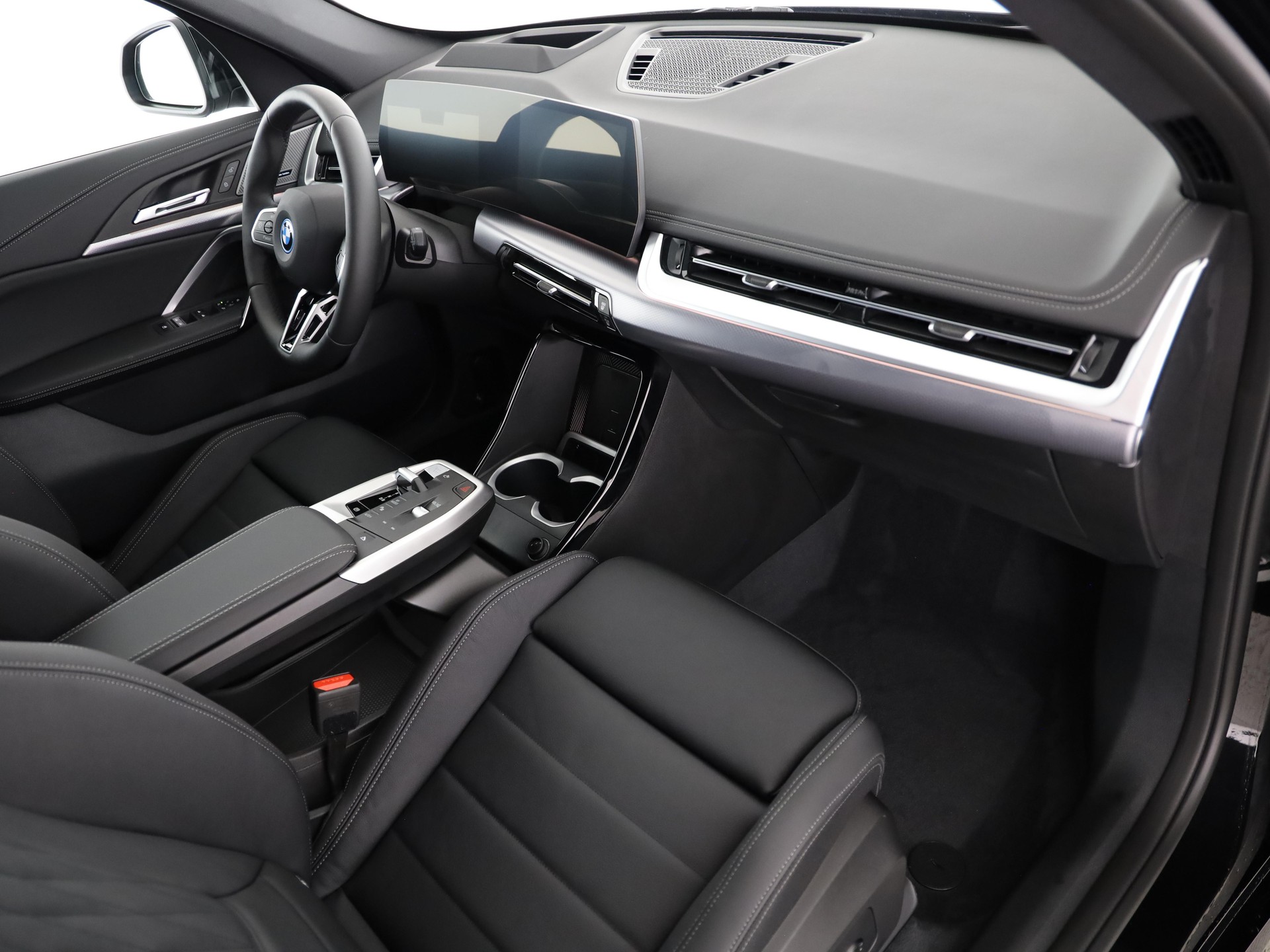 BMW iX1 30 xDrive-image-8