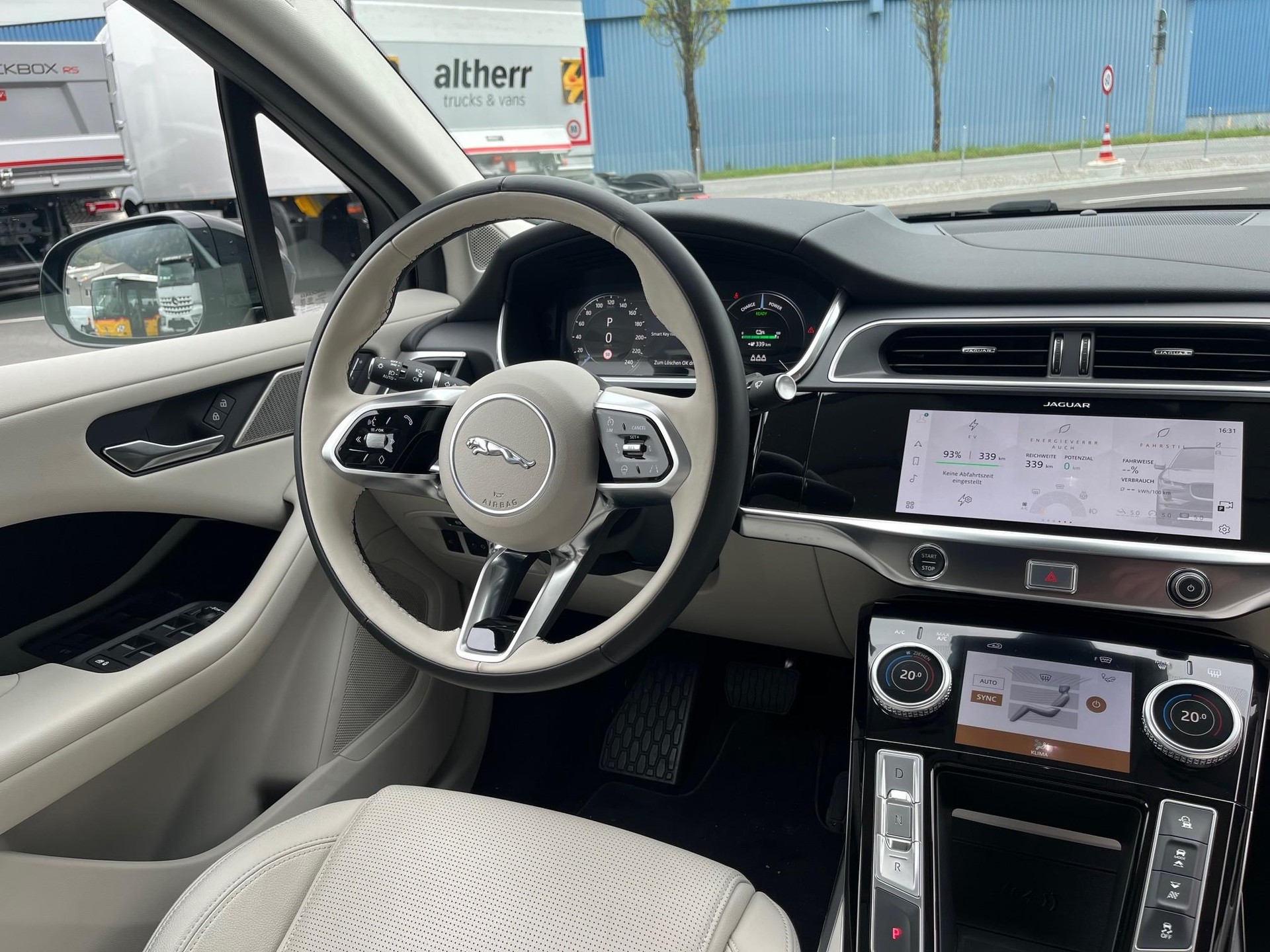 JAGUAR I-Pace EV400 R-Dynamic SE AWD-image-5