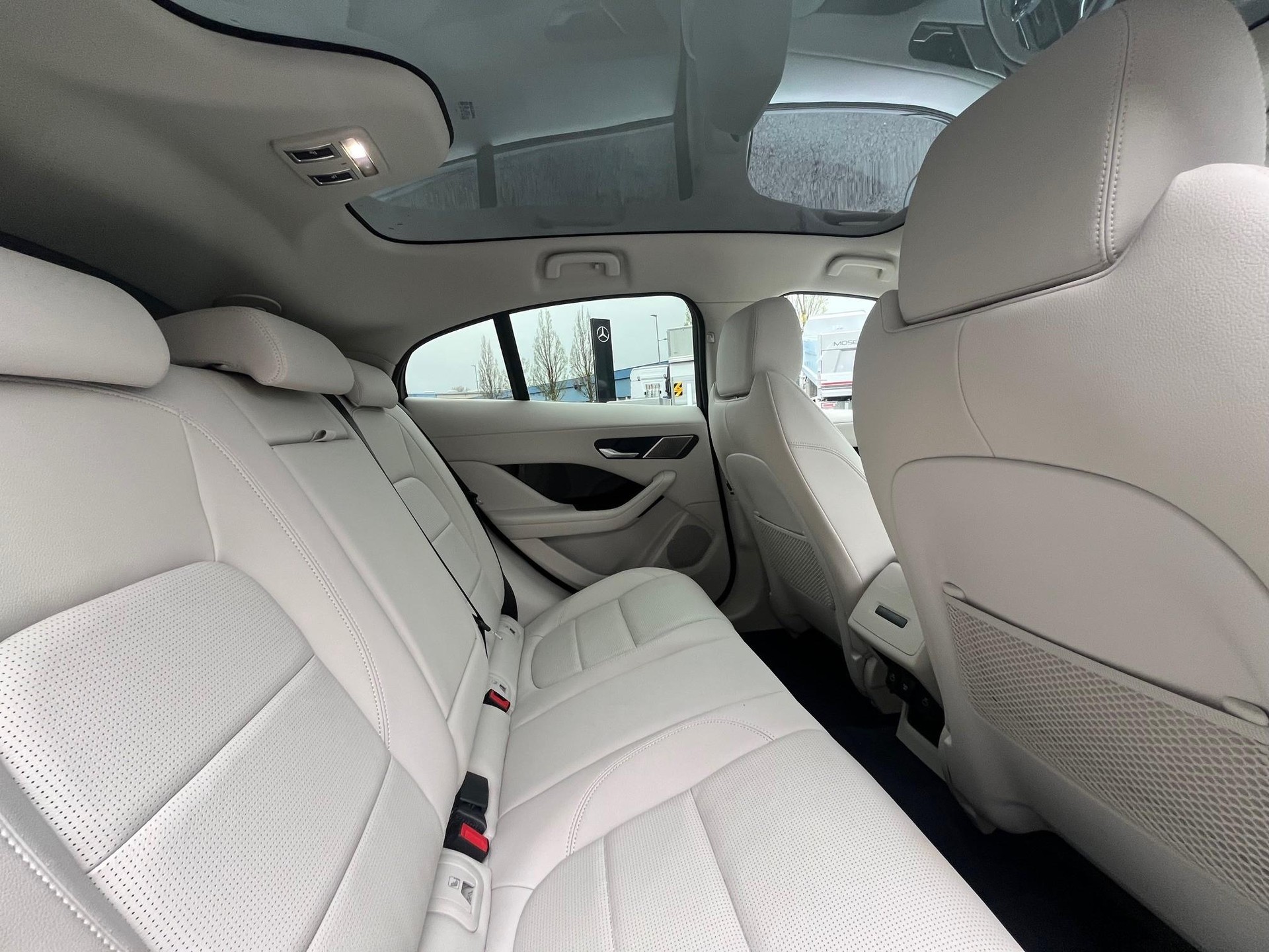 JAGUAR I-Pace EV400 R-Dynamic SE AWD-image-7