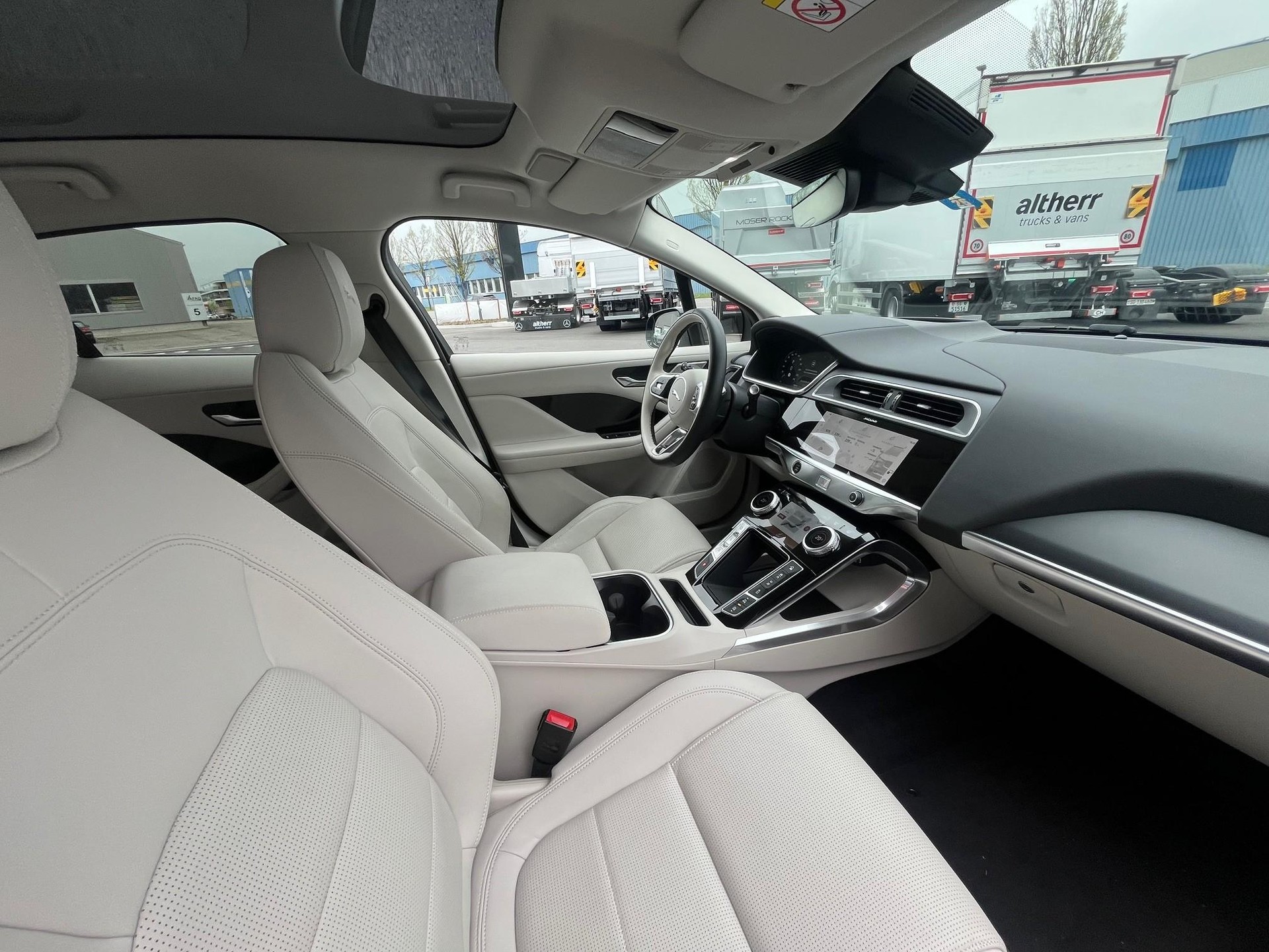 JAGUAR I-Pace EV400 R-Dynamic SE AWD-image-6