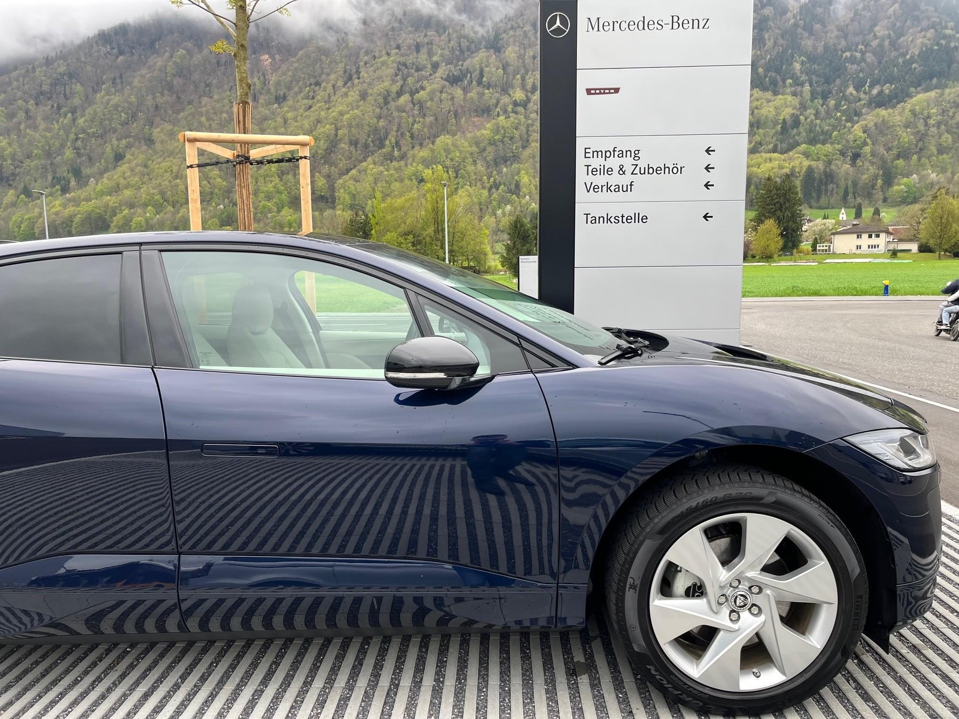 JAGUAR I-Pace EV400 R-Dynamic SE AWD-image-4