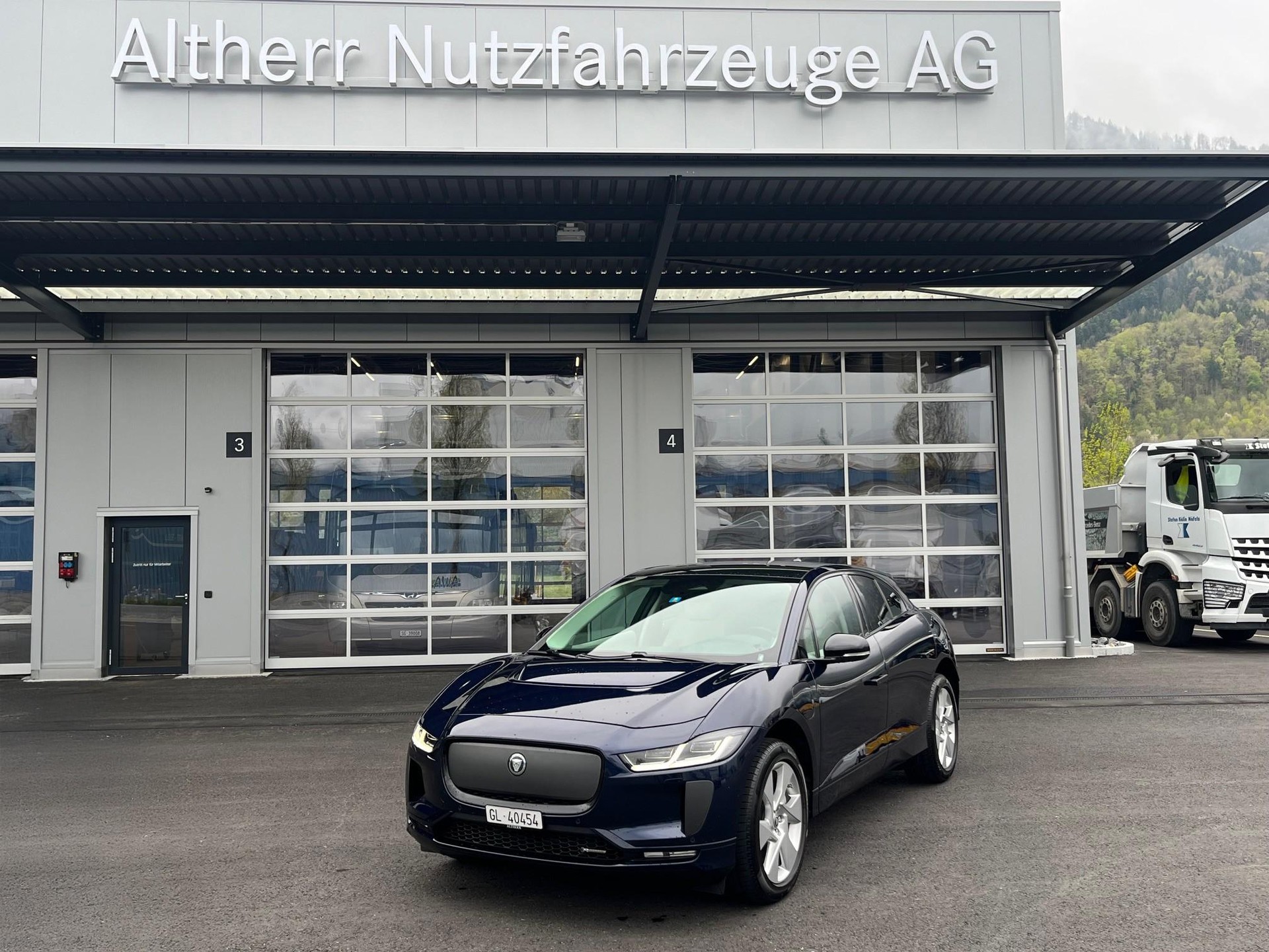 JAGUAR I-Pace EV400 R-Dynamic SE AWD-image-0