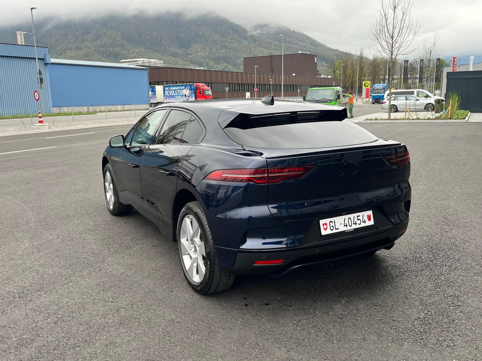 JAGUAR I-Pace EV400 R-Dynamic SE AWD-image-2