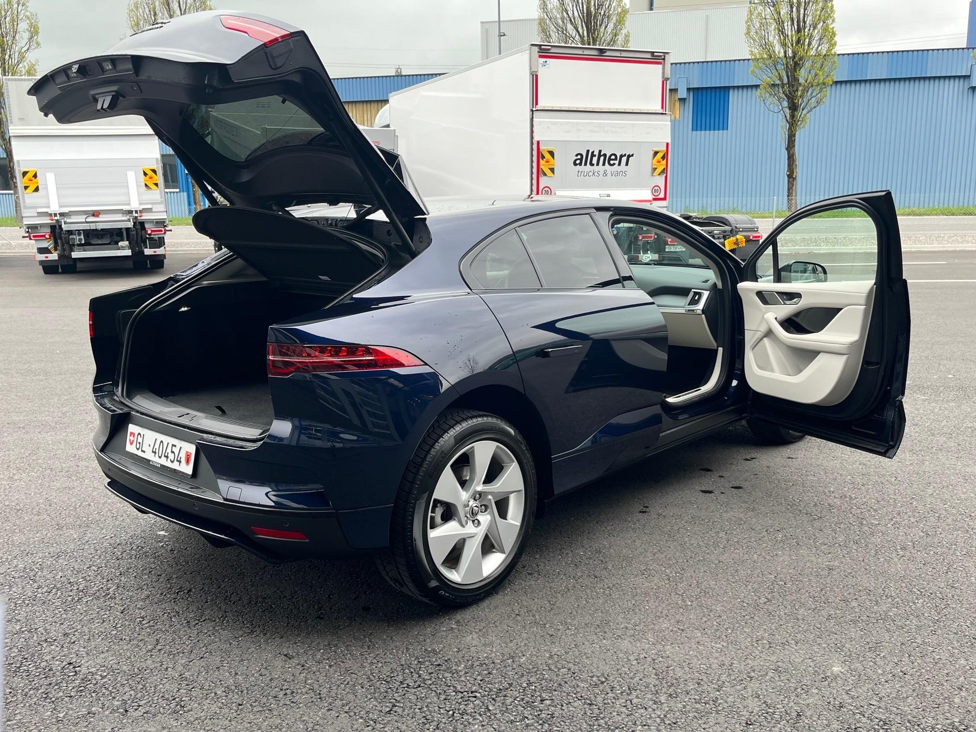 JAGUAR I-Pace EV400 R-Dynamic SE AWD-image-3