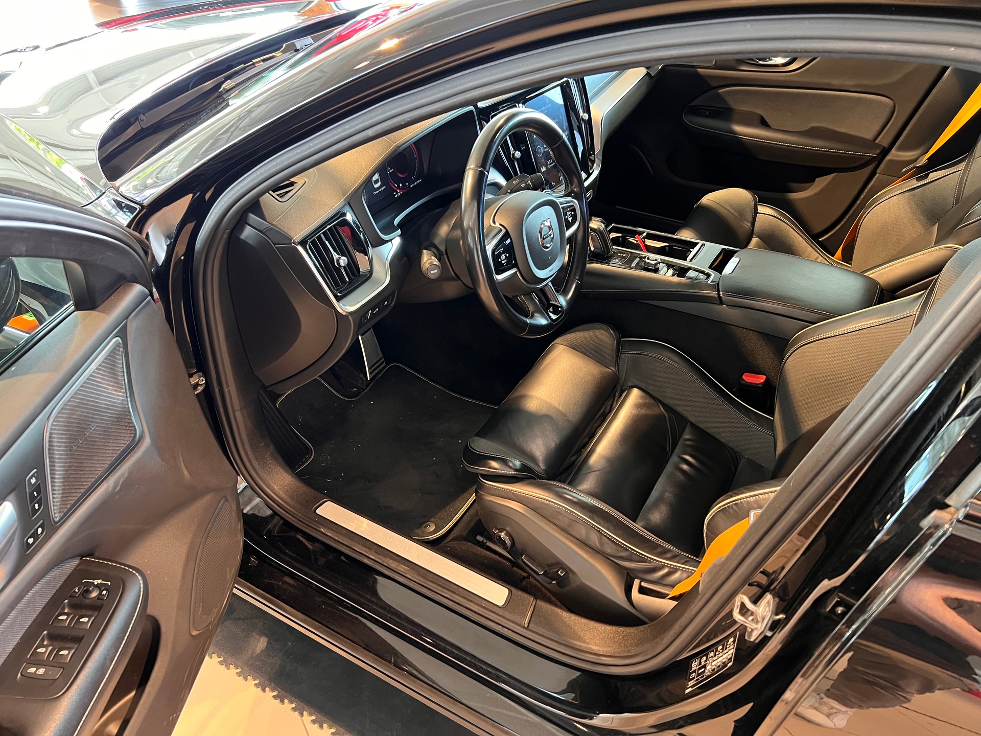 VOLVO S60 T8 eAWD Polestar-image-9