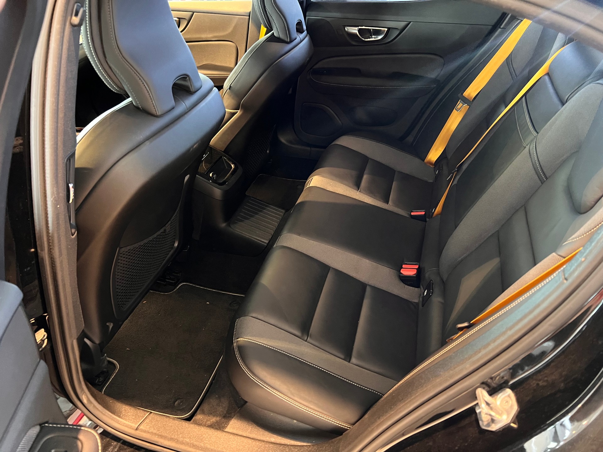 VOLVO S60 T8 eAWD Polestar-image-6
