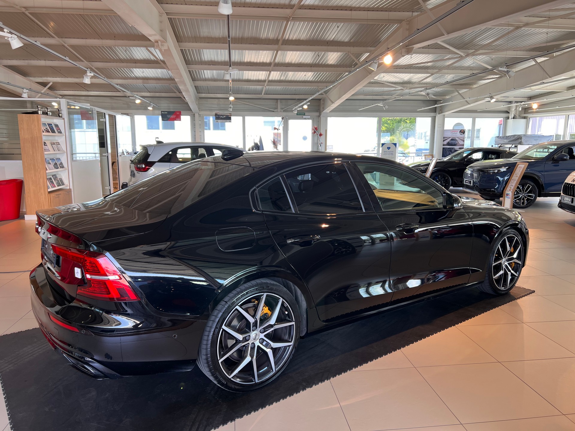 VOLVO S60 T8 eAWD Polestar-image-2