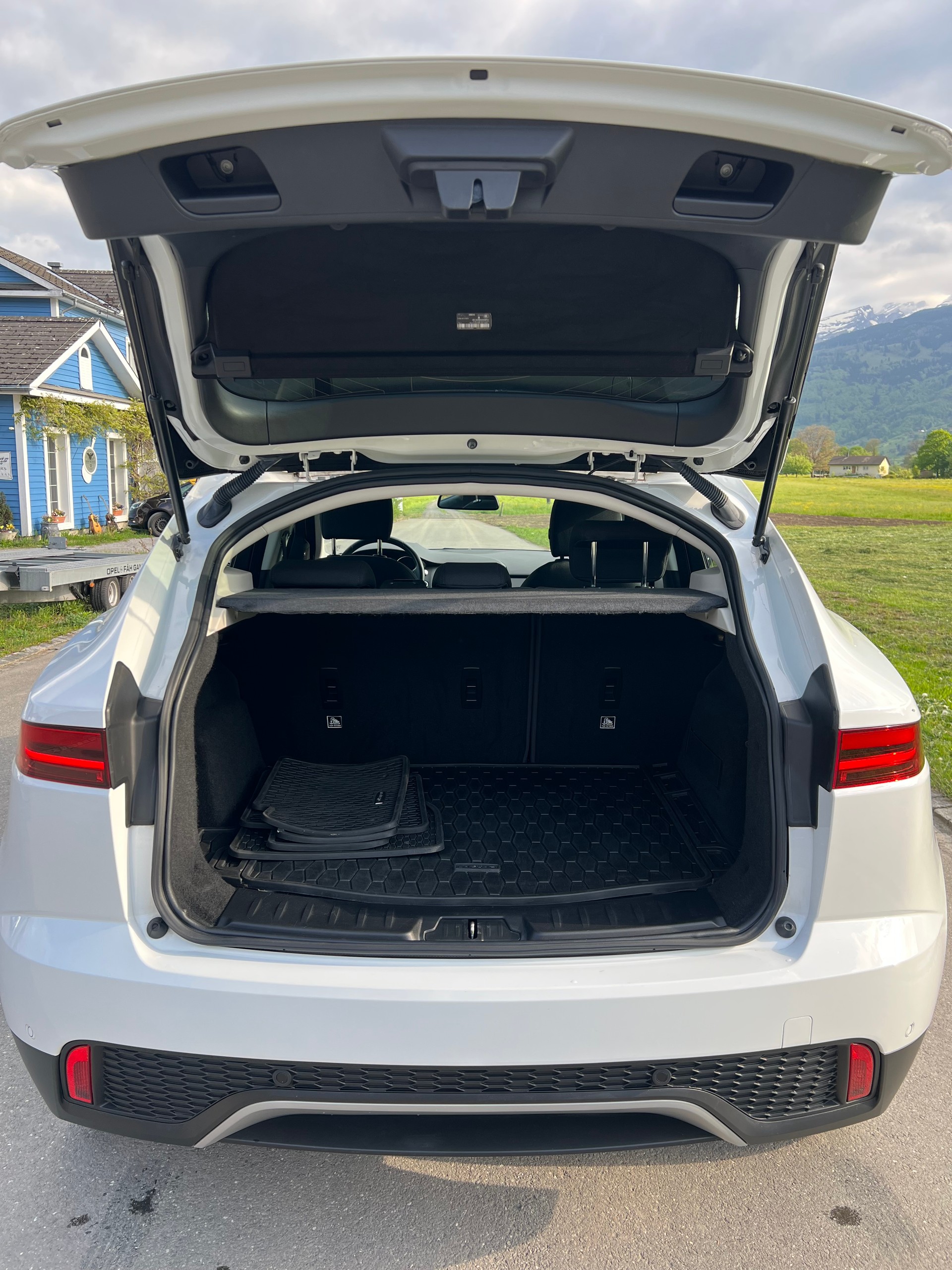 JAGUAR E-Pace 2.0d D150 R-Dynamic S (CHF149.10/Monat)-image-5