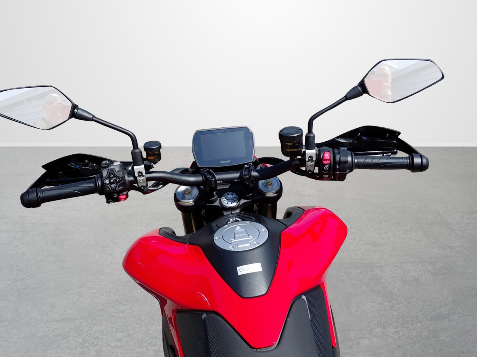 DUCATI HYPERMOTARD V2-showroom-element-1