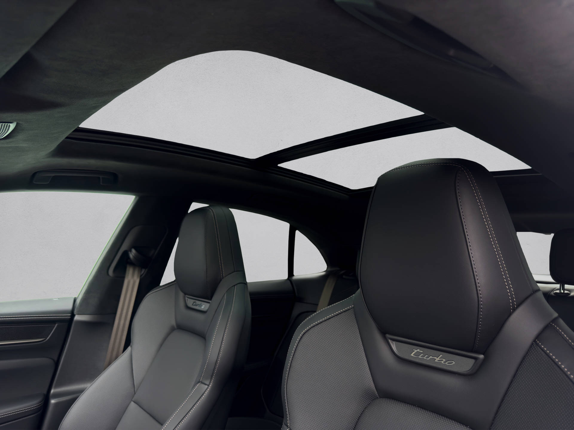 PORSCHE Macan Turbo-image-14