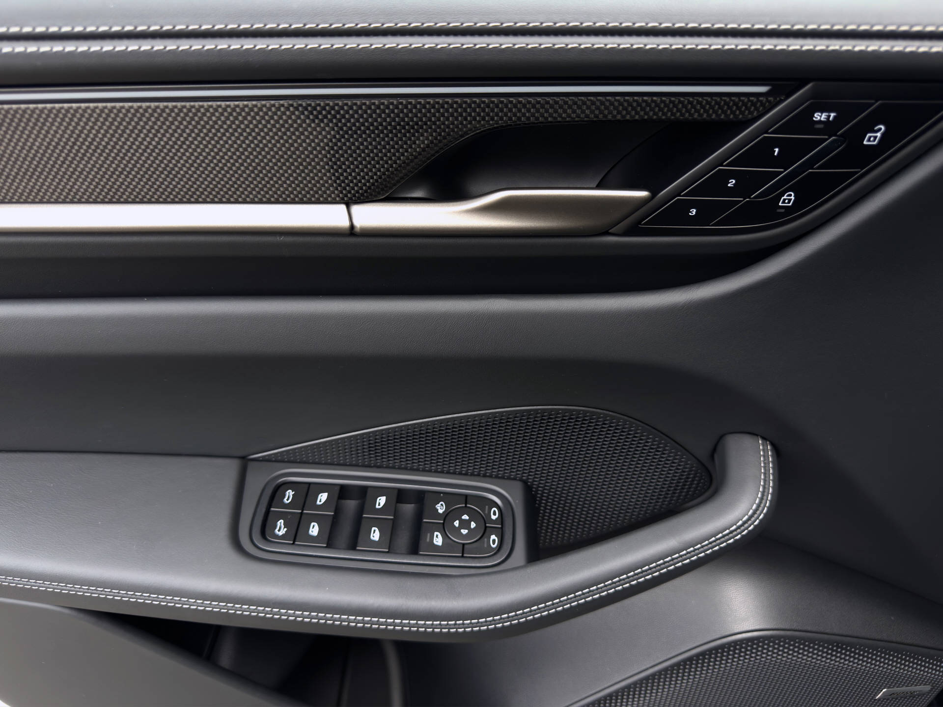 PORSCHE Macan Turbo-image-11