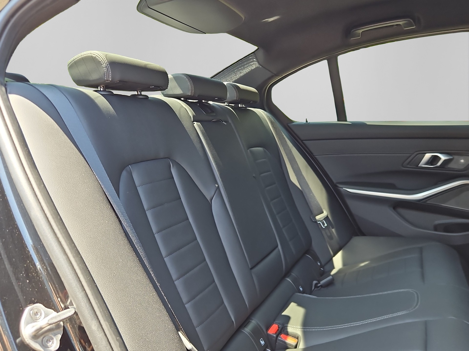 BMW 320d xDrive 48V Steptronic M Sport-image-13